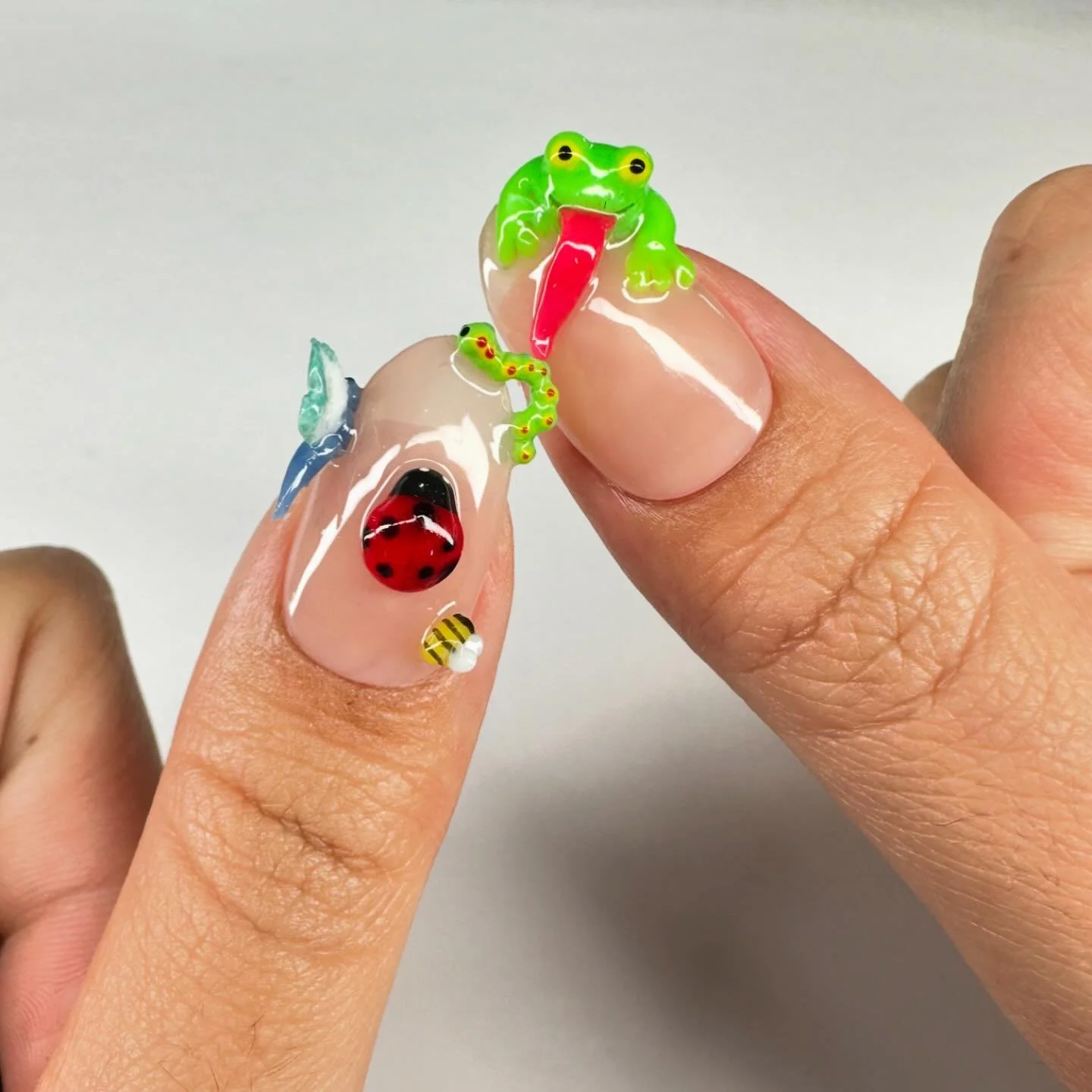 a bug buffet for mr frog 🐛🐞🐸

ib @brydiedoesnails 
-
-
-
-

#gelnails #gelxnails #gelxapres #apresgelx #aura #apr&egrave;s #lanails #nails #nailsofinstagram #nailartist #3dnailart #handpaintednailart #nailart #nailinspo #nailsbyesco