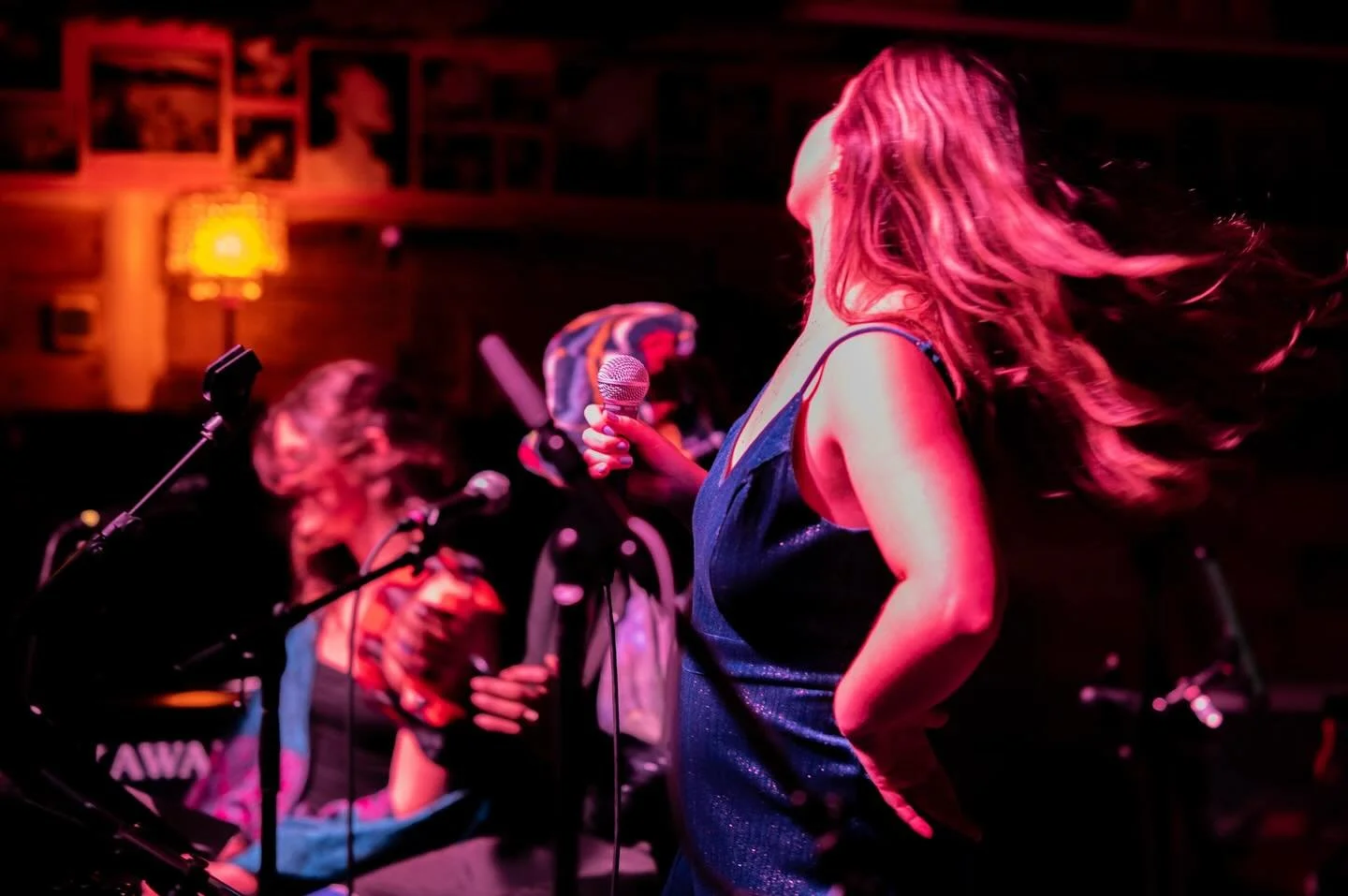 Wanna see this mermaid toss her hair? Tbh the best way to do so is to watch her jump Out of the Blue 🧜🏻&zwj;♀️🌊 and to see her perform LIVE, tail and all 🥹🎤

More mermaid parties coming soon! 

#vocalist #liveperformance #nycmusicians #chicagomu