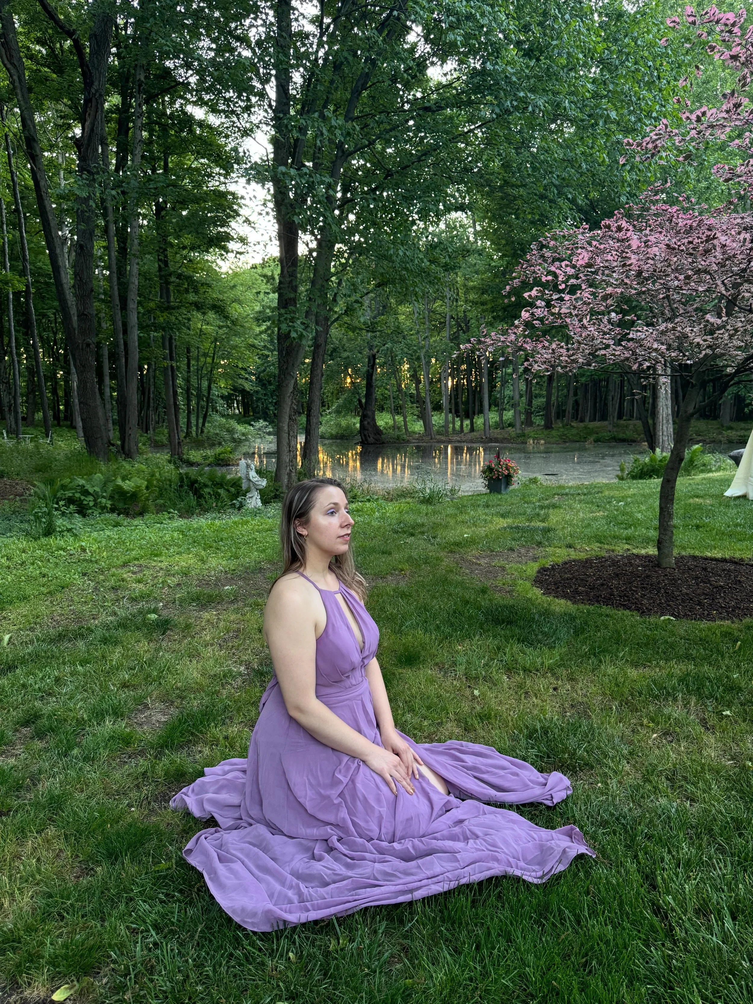 Super excited to share that I&rsquo;ll be performing at my first ever DIY show this summer, in Chicago, with @heathermallmusic and @meganhozick 🎶🧜🏻&zwj;♀️🌸

Swipe to see me run like a mermaid-princess in a field toward one of the Great Lakes&hell