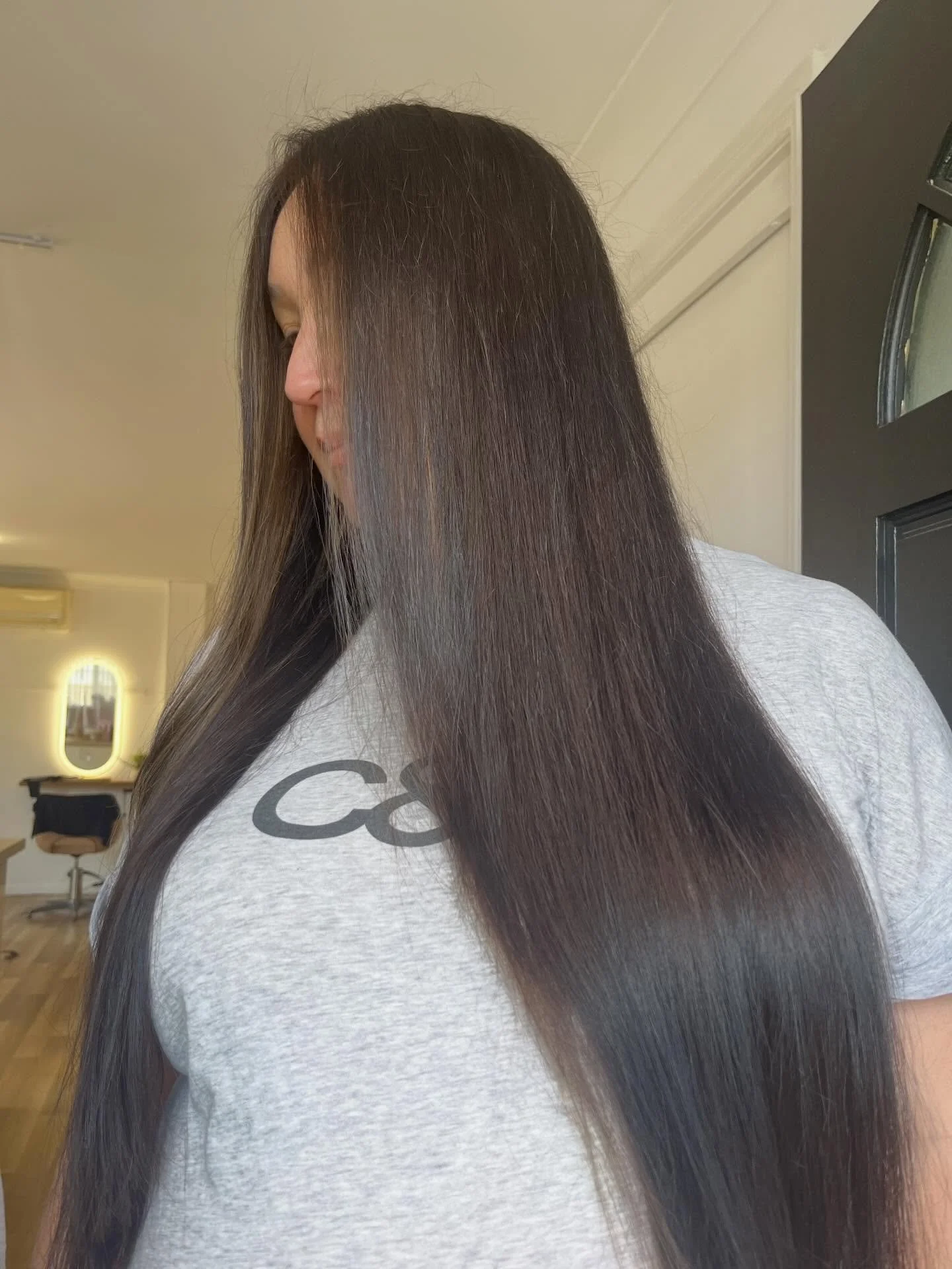 Shiny, Healthy &amp; Glossy 🤎

Adding a soft, subtle lighter brown around her face while keeping the rest a rich, seamless brunette ✨

Book now online via link in bio| 0424818418| estellehairsalon@outlook.com

#glossyhair #brunette #shinyhair #healt