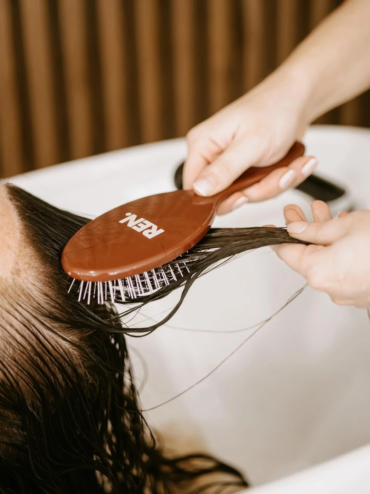 This your sign to stop yanking hair and get a @ren_haircare brush 😉

#ren #renhaircare #renbrush #centralcoasthairdresser 

📸 @evermorephotography_bysarah