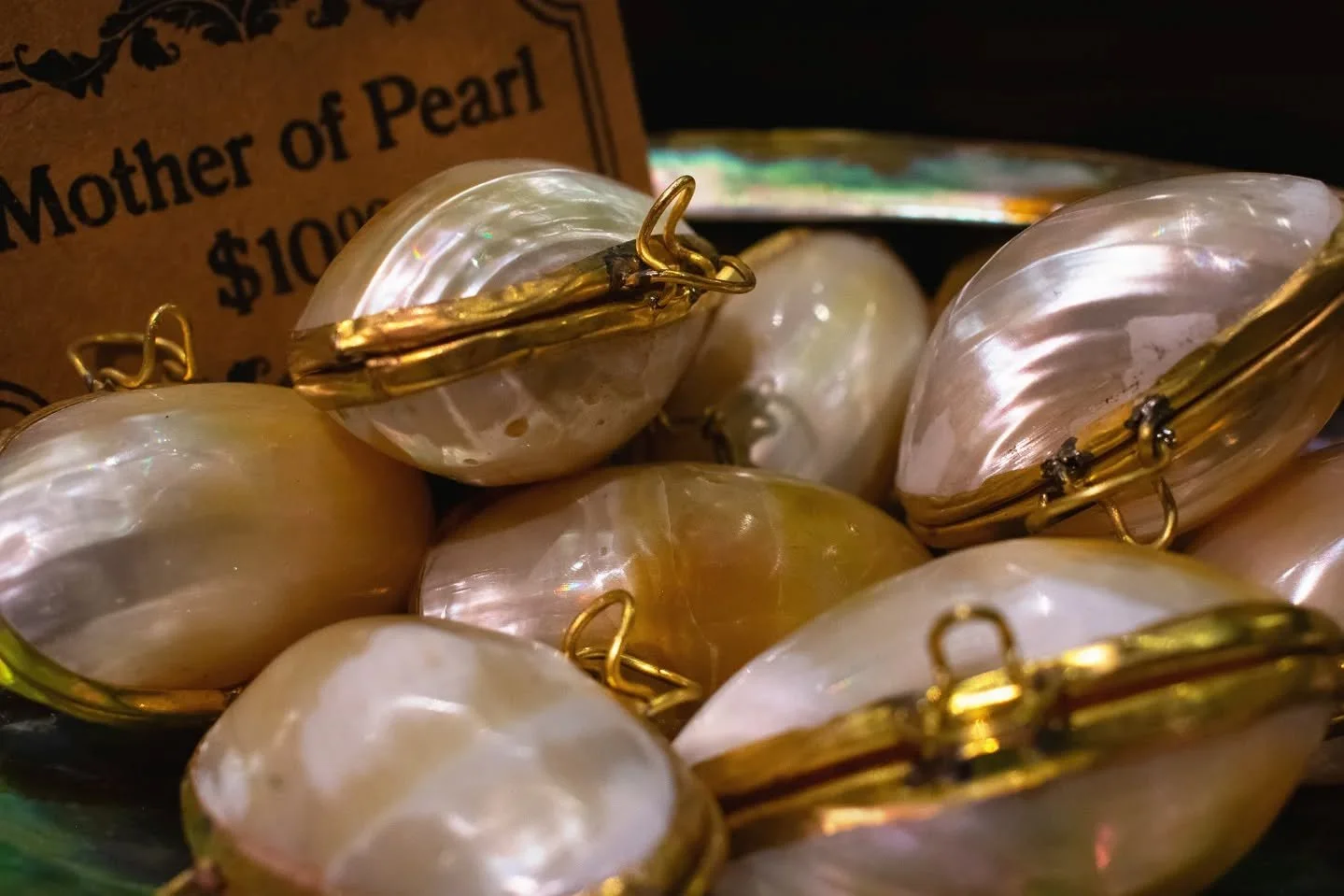 But not like a regular mom, like a 'cool mom'

Mother of Pearl trinket boxes, a cool $10 each.

#apothecary #downtownwallawalla #coolmomstore