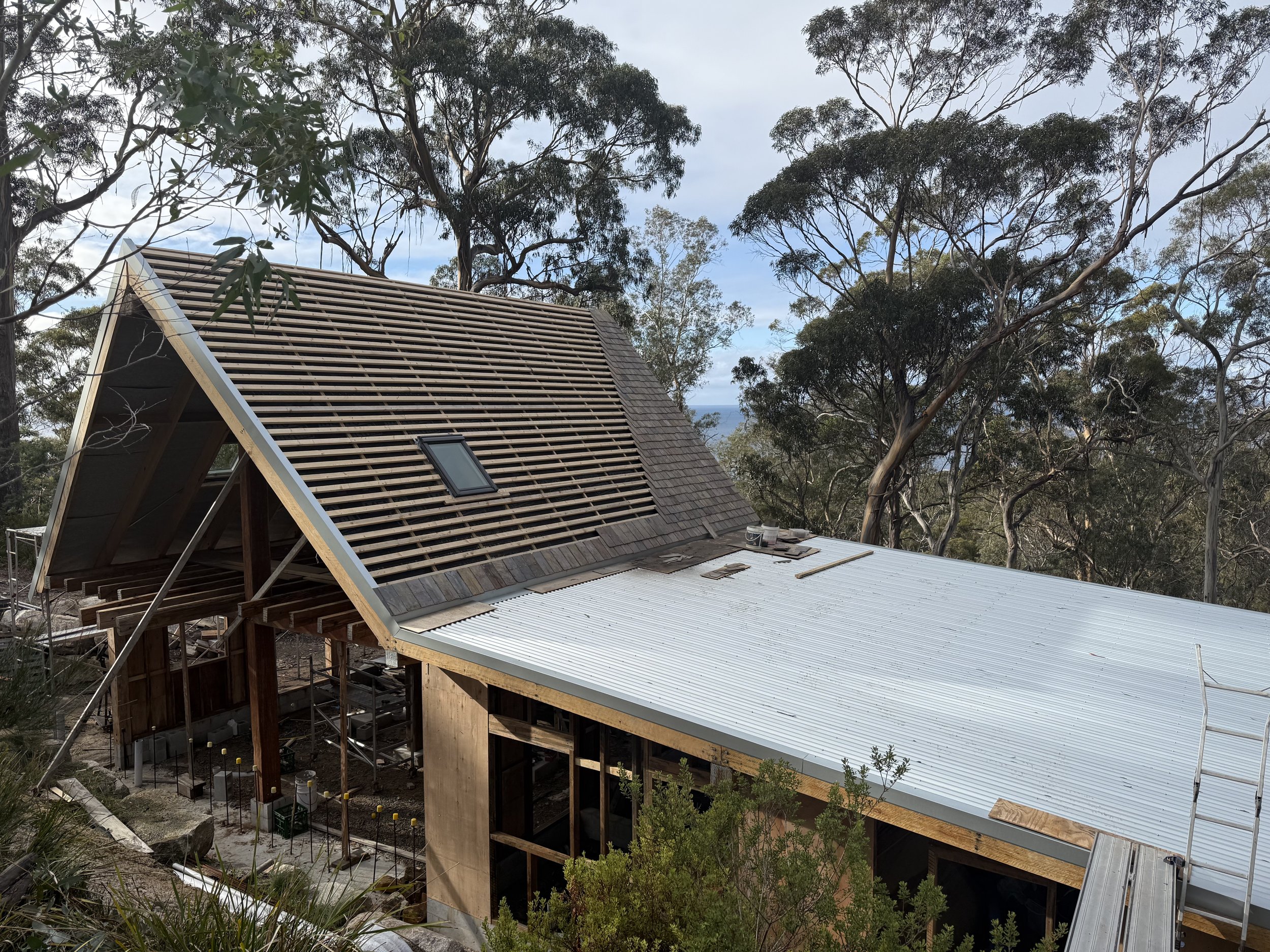 exterior view of new rural home under construction in bicheno tasmania by loubser workshop