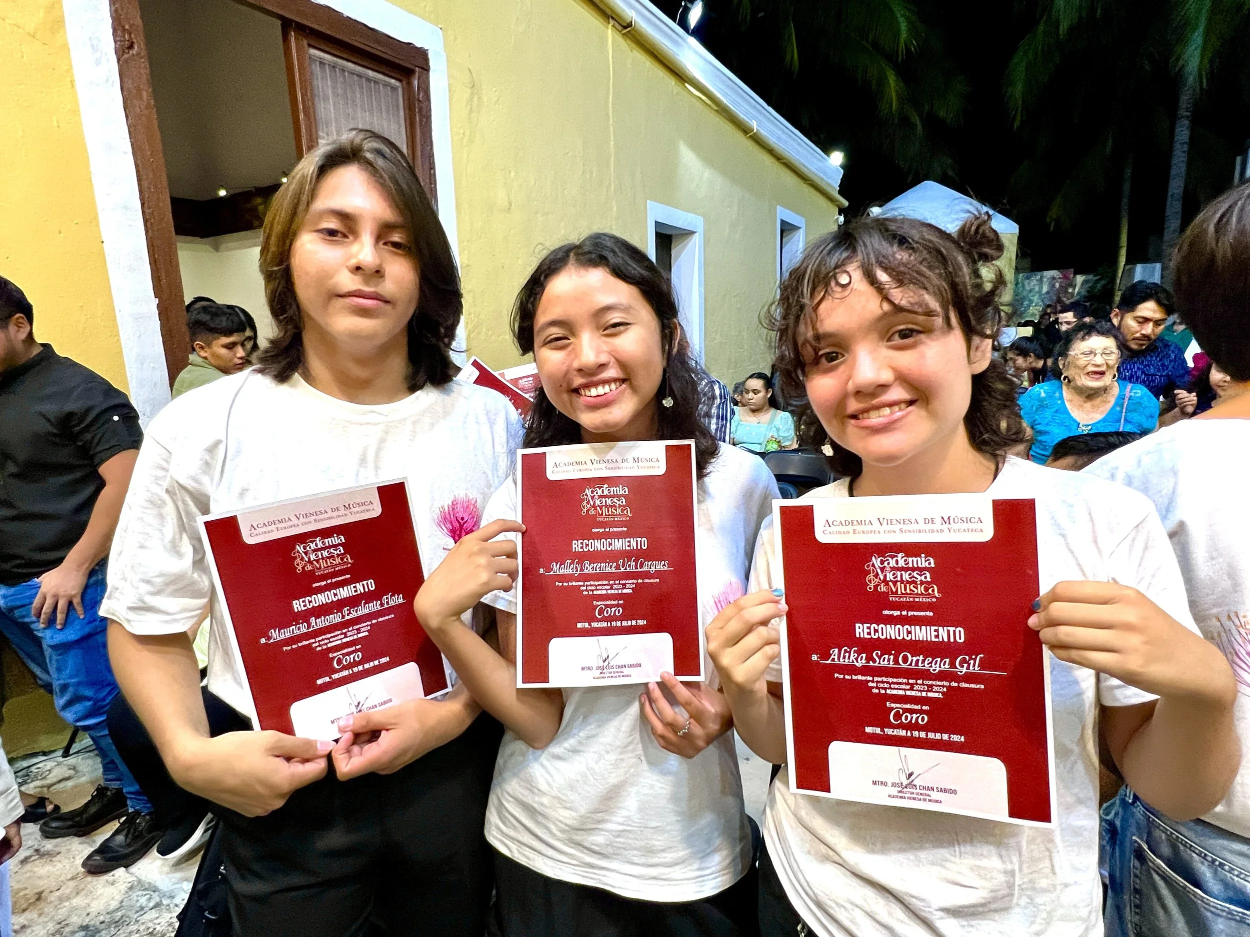 20Diplomas at Jose Luis´.jpg