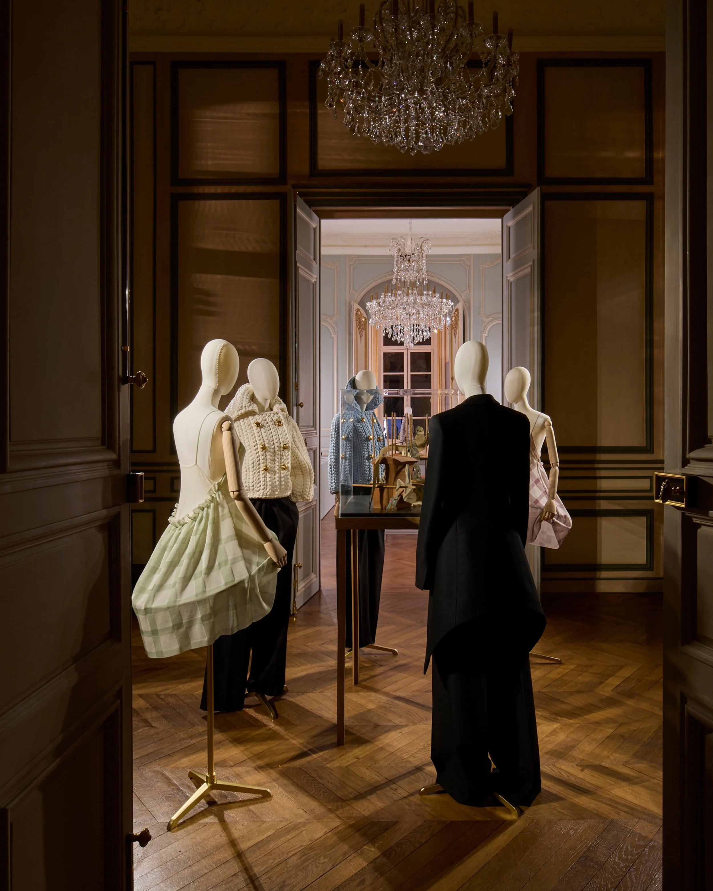 LOEWE_FW25_PRESENTATION_MANNEQUINS_RGB_CROPPED_4X5_59.jpg