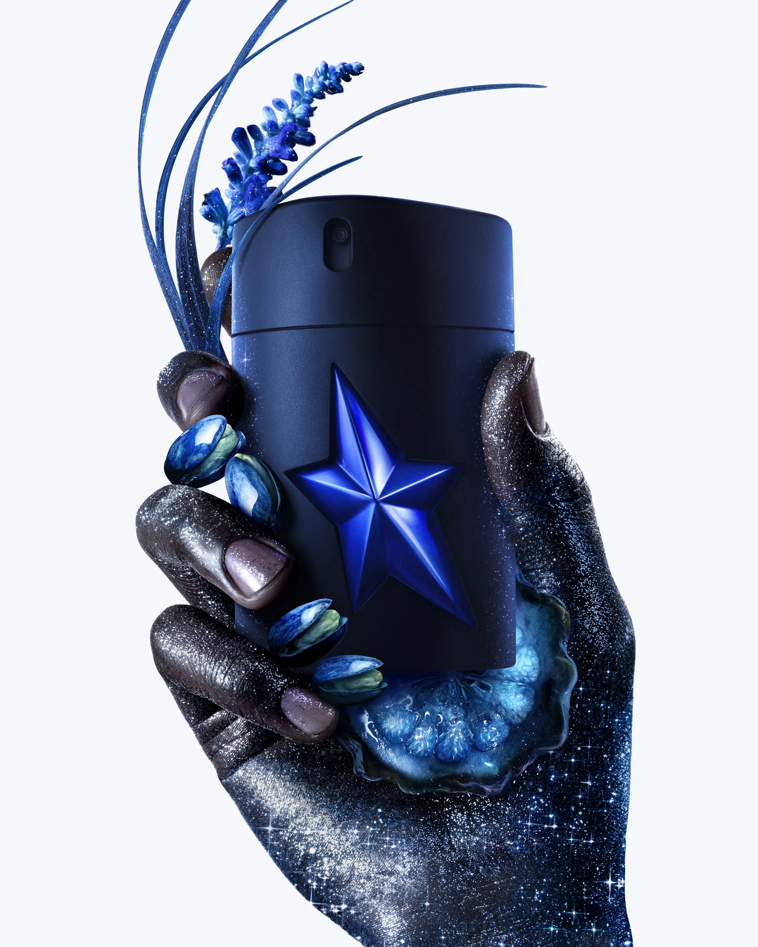 Mugler_2025_Amen Stellar_Bottle and ingredients in hand Teasers_4x5_3614274317855.jpg
