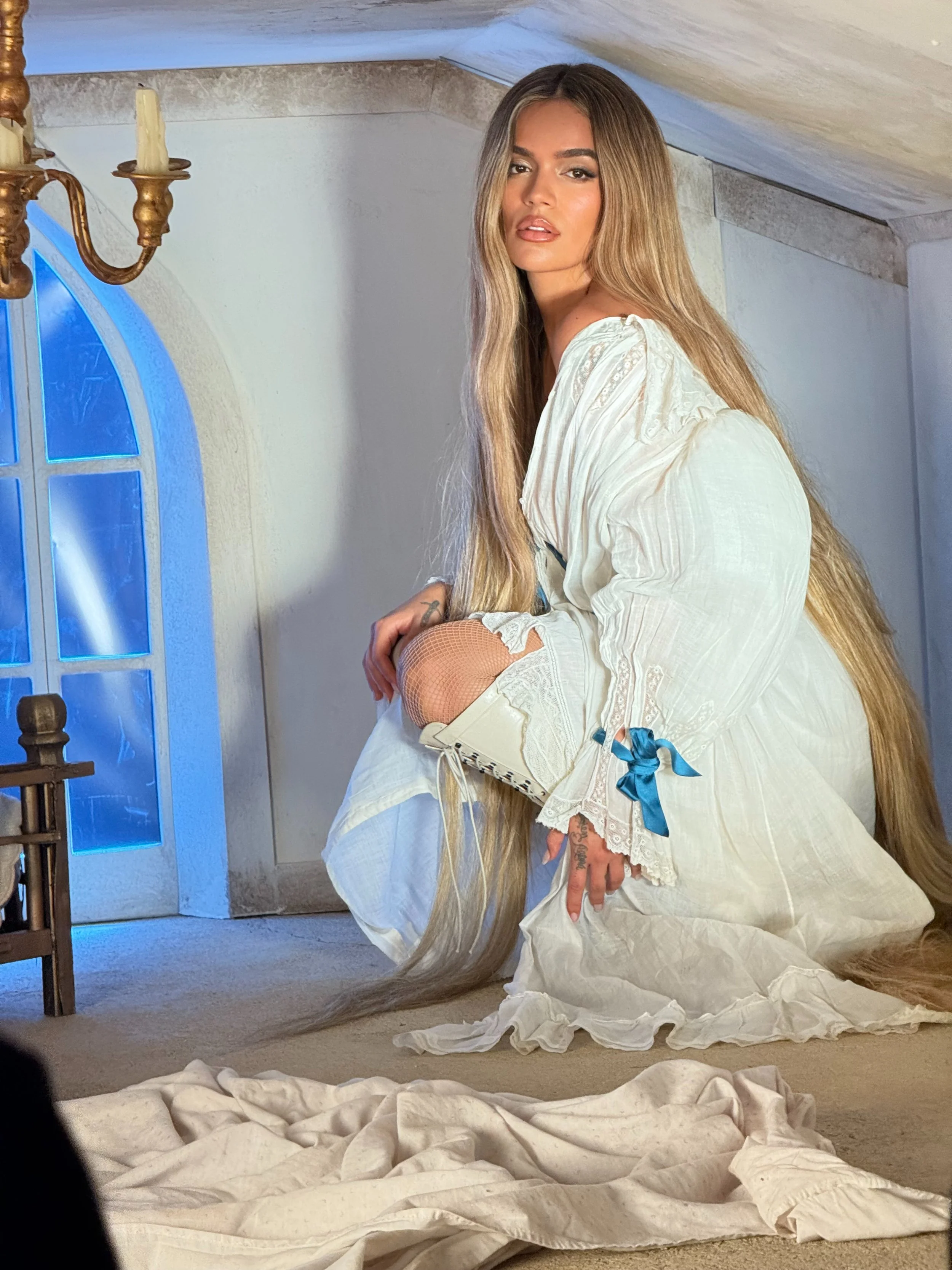 EXCLUSIVE BEHIND THE SCENES OF KAROL G’S NINE-METER WIG IN ÚNICA’S MUSIC VIDEO
