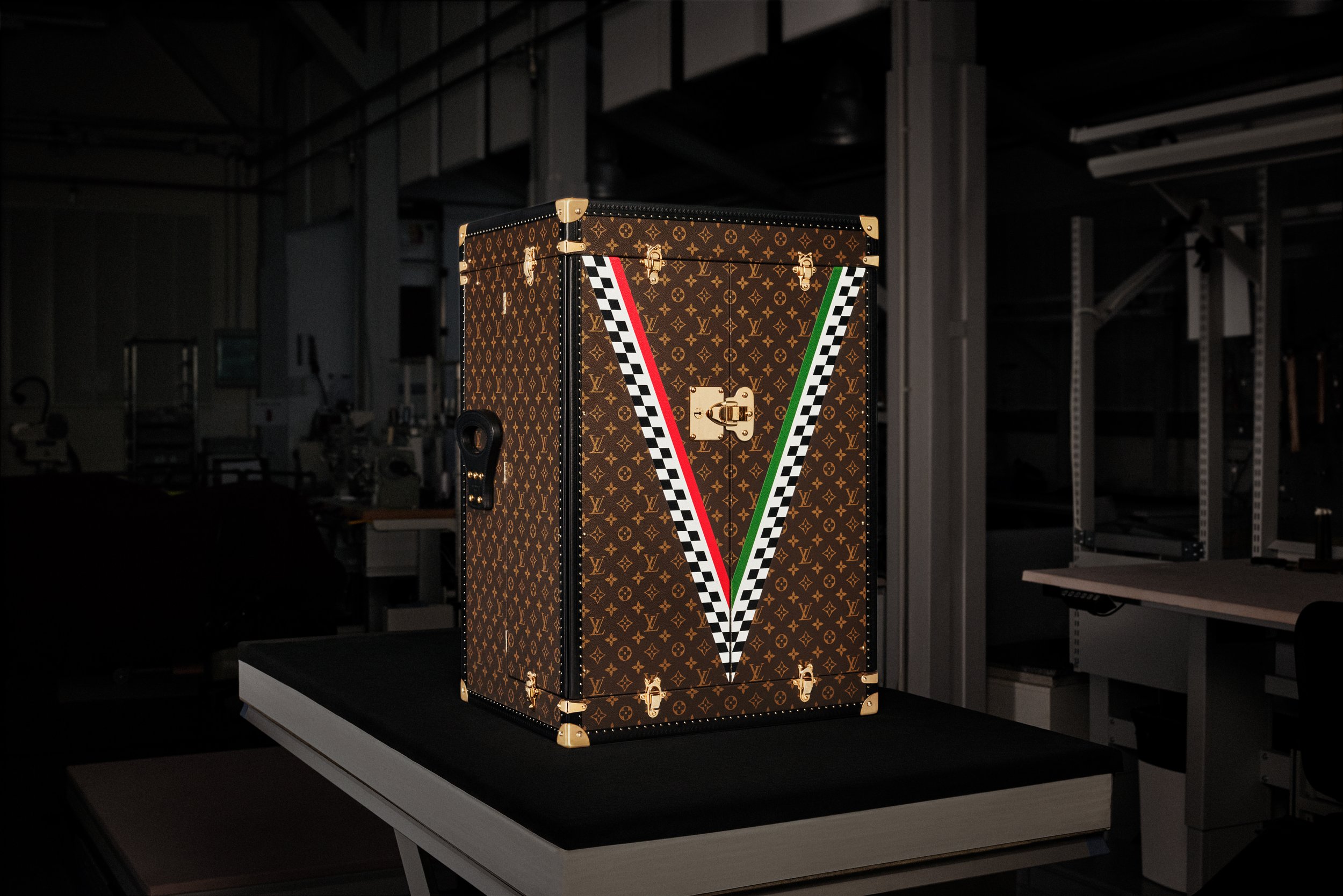 LOUIS_VUITTON_ABU_DHABI_TROPHY_TRUNK2.jpg