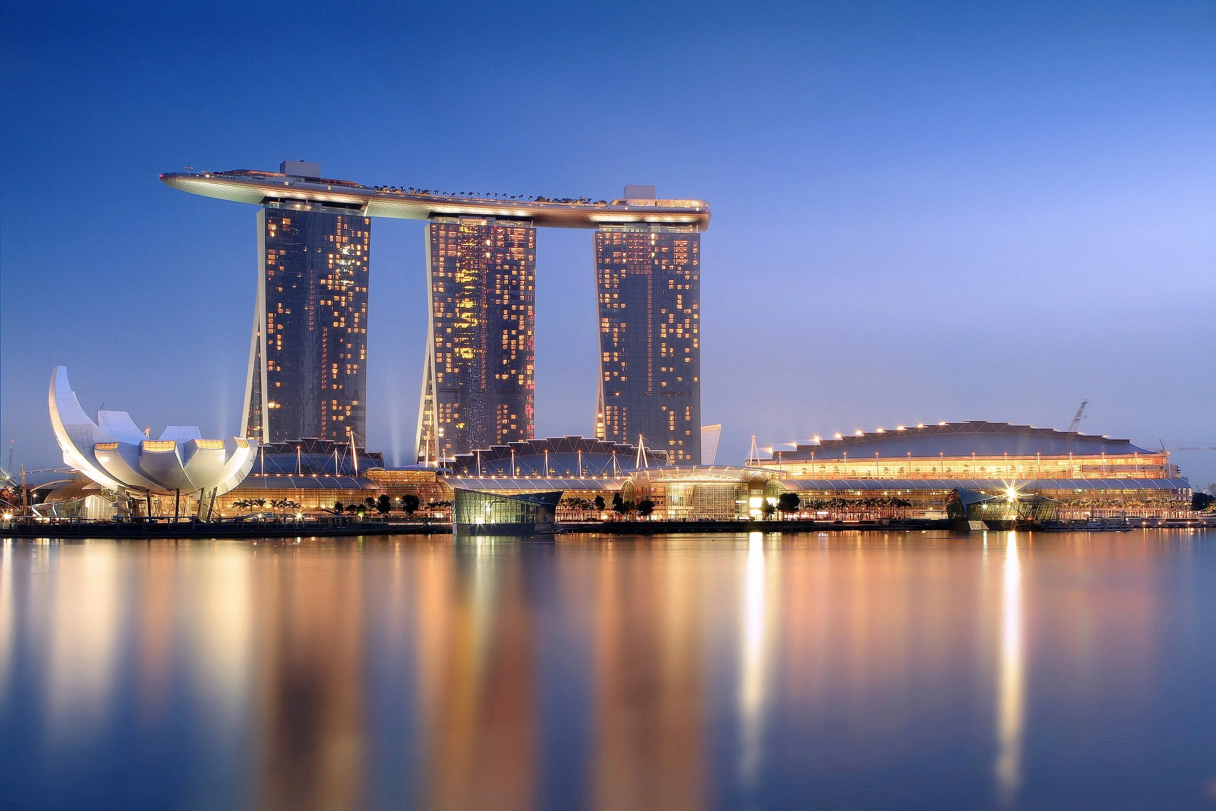 Marina_Bay_Sands_in_the_evening_-_20101120.jpg