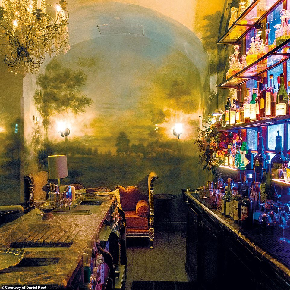 76487003-12624989-LE_COU_COU_The_restaurant_at_this_Chinatown_establishment_boasts-a-97_1697278873374.jpg