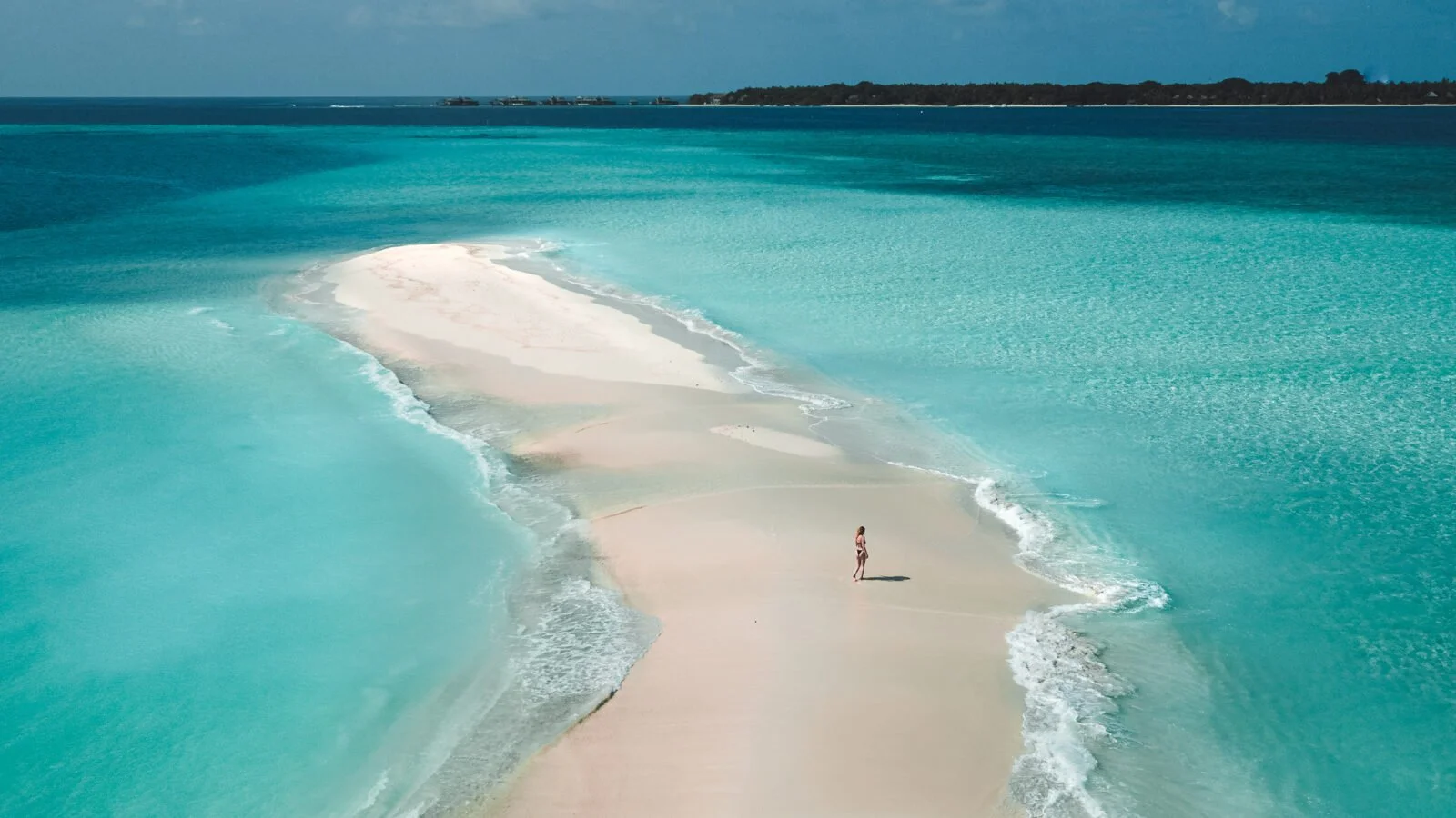 Soneva-Fushi-Sandbank_@thedronebook-1600x900.jpg