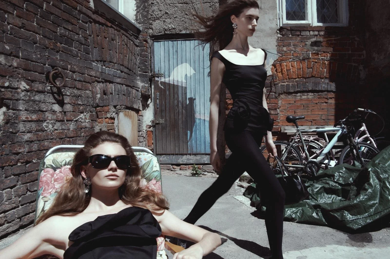 BRACE YOURSELVES: SKINNY PANTS ARE OFFICIALLY BACK!