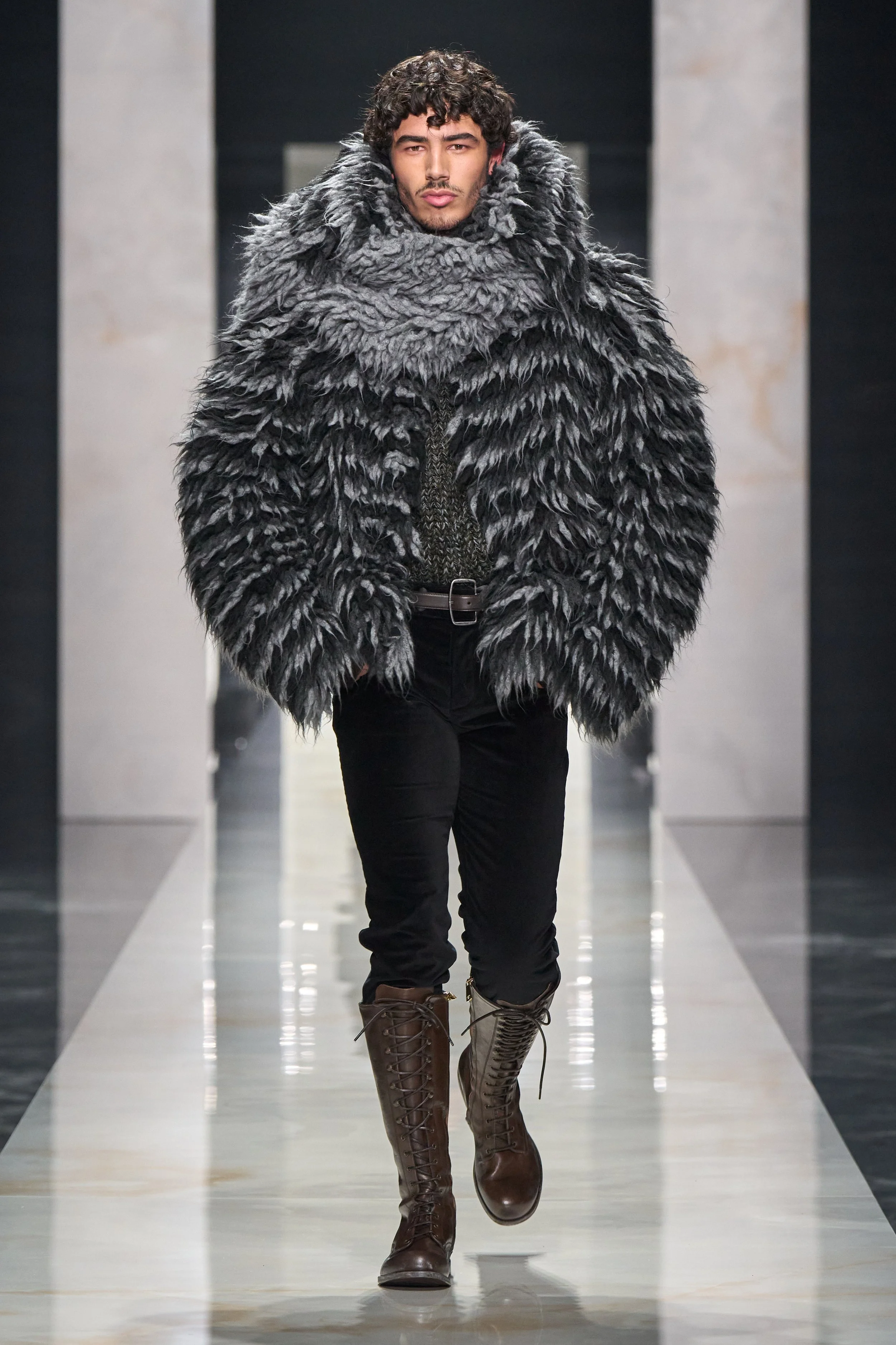 DG_MEN_SHOW_FALL_WINTER_2026__PHOTO_GORUNWAY_LOOK_001.jpg
