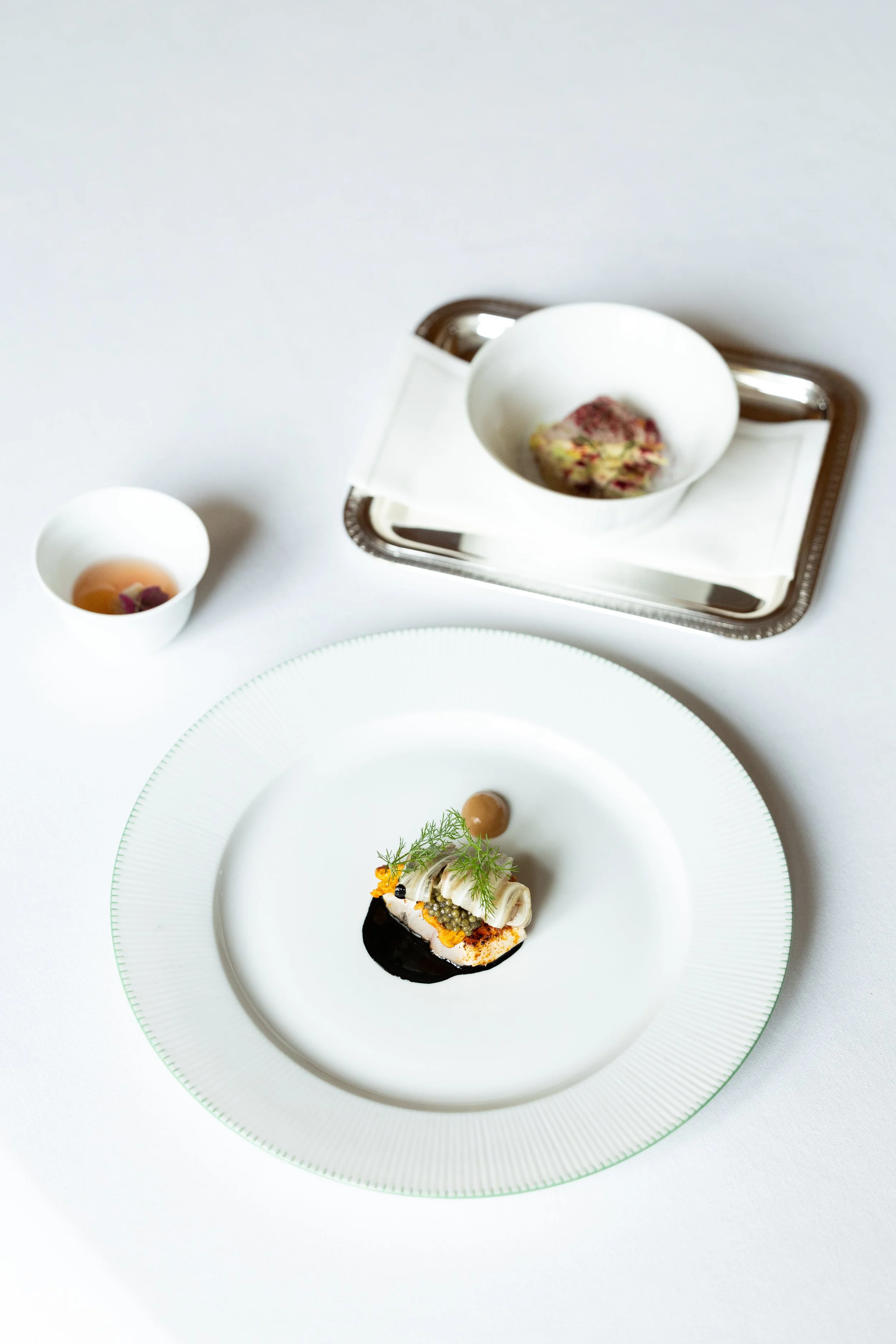 Plat Le Clarence,Rouget grillé aux girolles, Oreille de cochon, encre de seiche - @Maki Manoukian.jpeg