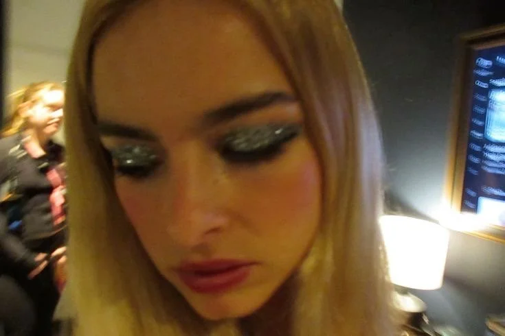 FACE CARDS, SIDE PARTS, AND REFLECTIVE MAKEUP: 2026 BEAUTY TRENDS IN A POST-REAL WORLD