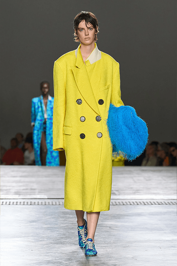 https___hypebeast.com_image_2025_10_01_dries-van-noten-spring-summer-2026-paris-fashion-week-womenswear-runway-28.png