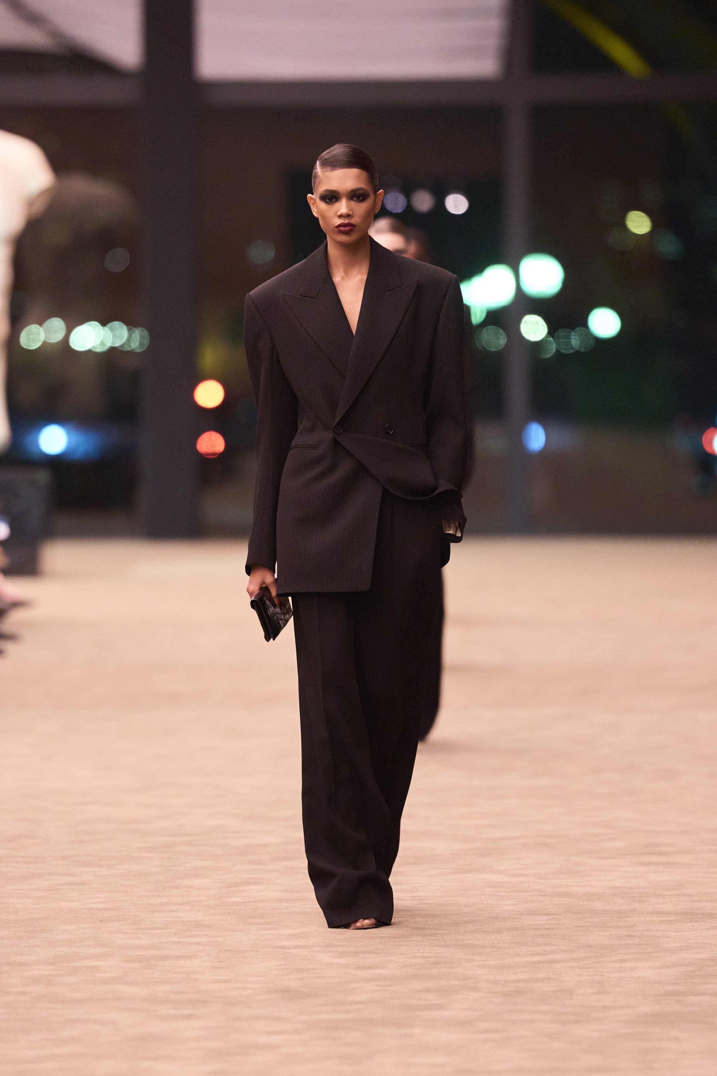 SAINT LAURENT_FASHION_SHOW_WOMAN_WINTER26_RUNWAY_01_HR.jpg