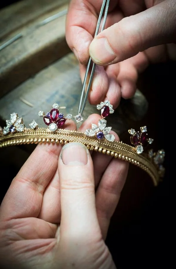 van-cleef-arpels-zip-carousel1-image3-600-920@3x.jpg.transform.vca-h460-2x.jpg