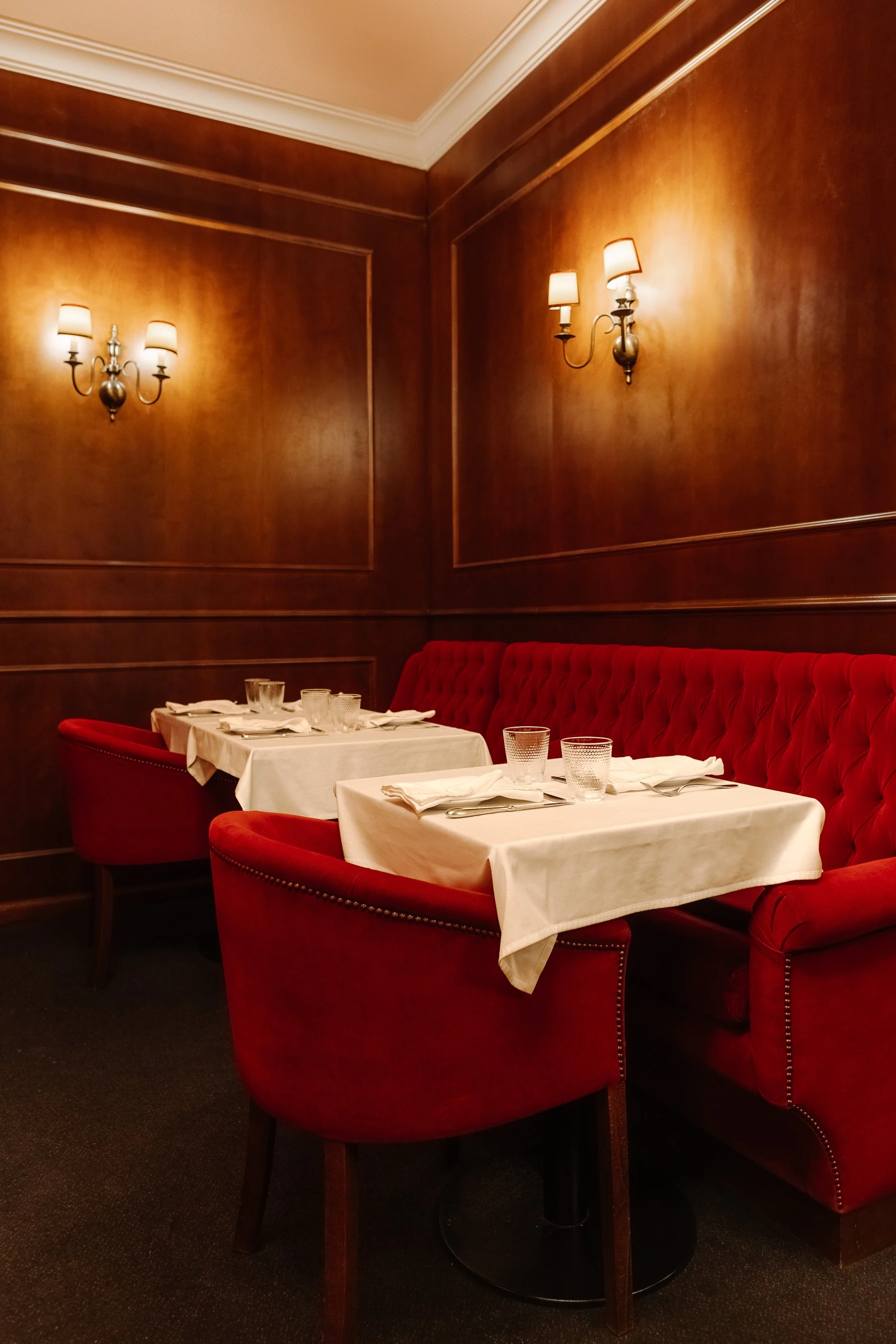 LATE NIGHT PICTURESQUE CHARM AT LISOBN’S CAFÉ DO PAÇO