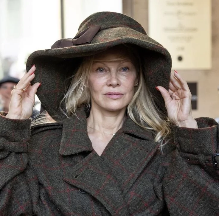 Pamela Anderson pfw 2023.jpeg