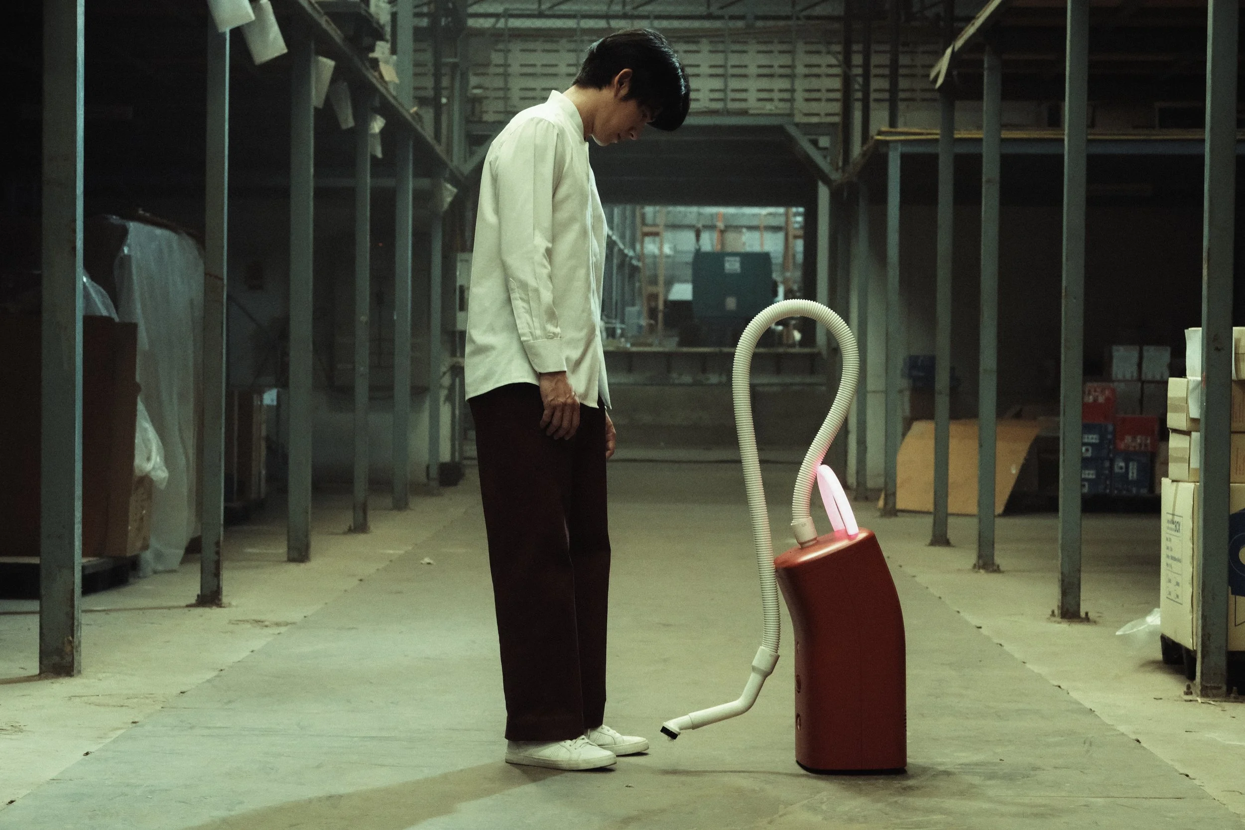 ‘A USEFUL GHOST’ REVIEW: A DISTINCTIVE DEBUT FROM THAI FILMMAKER RATCHAPOOM BOONBUNCHACHOKE