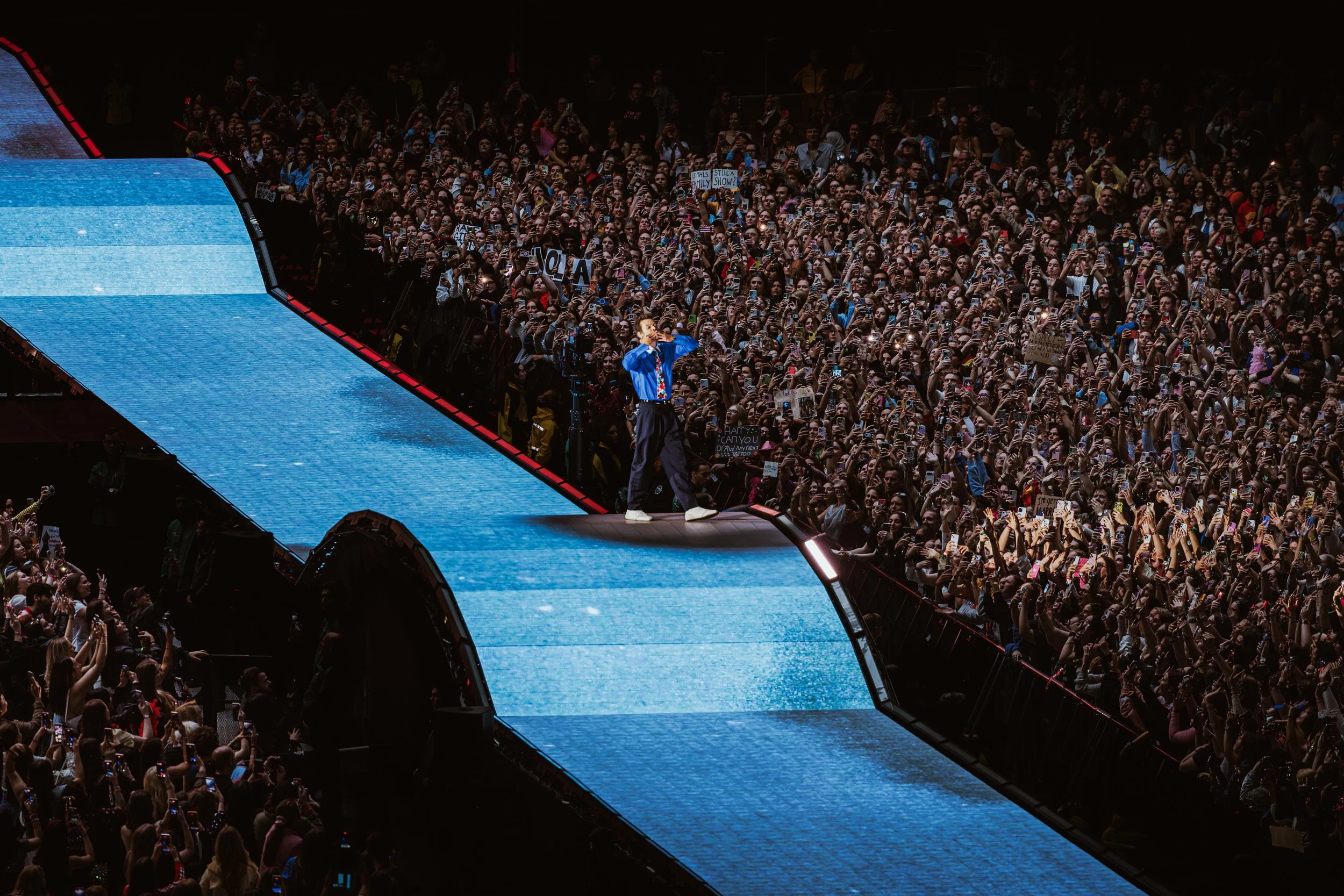 HARRY STYLES BRINGS ‘TOGETHER, TOGETHER’ TO LIFE WITH A MASSIVE OPENING NIGHT IN AMSTERDAM