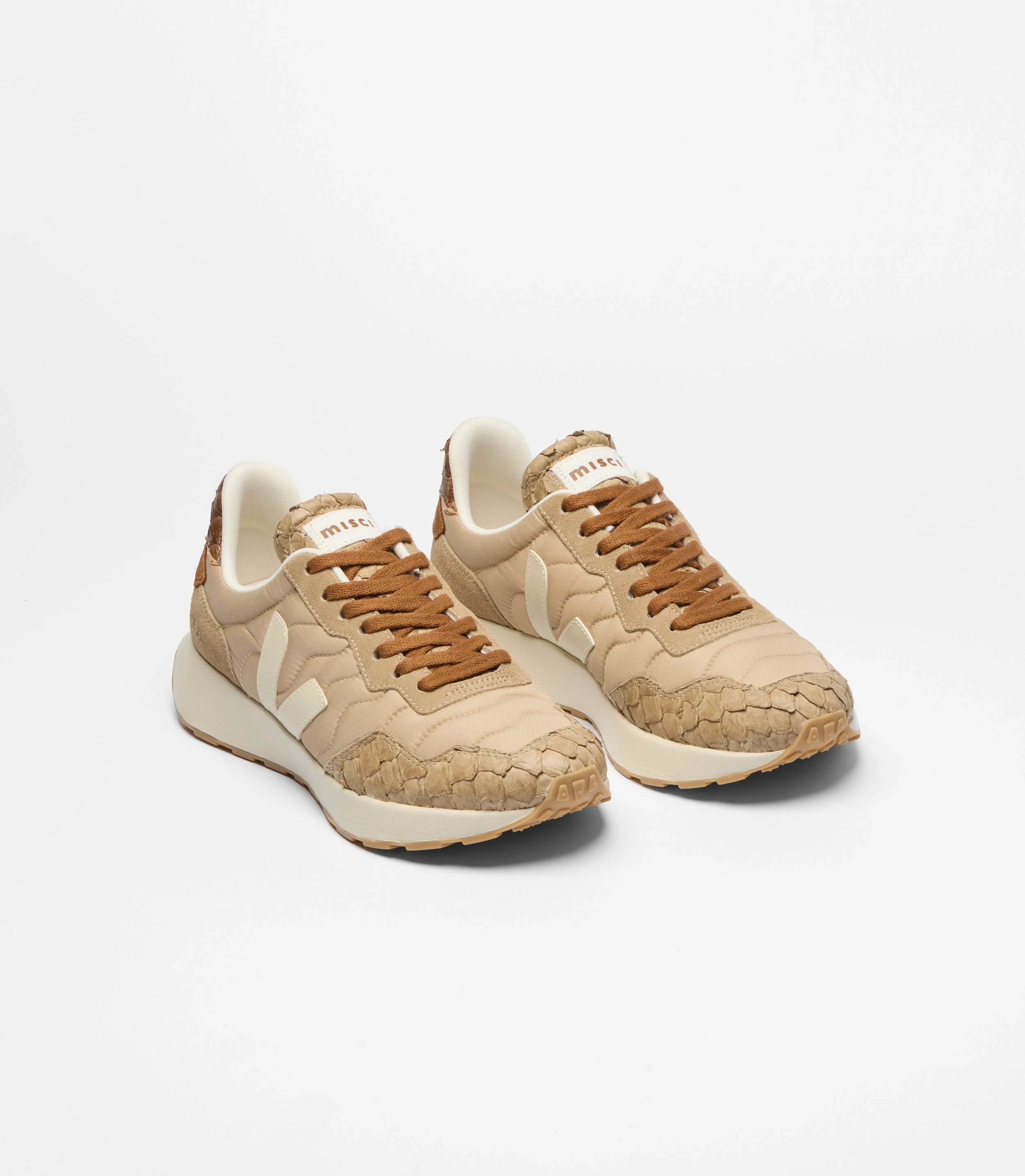 VEJA_MS3421699_top.jpg