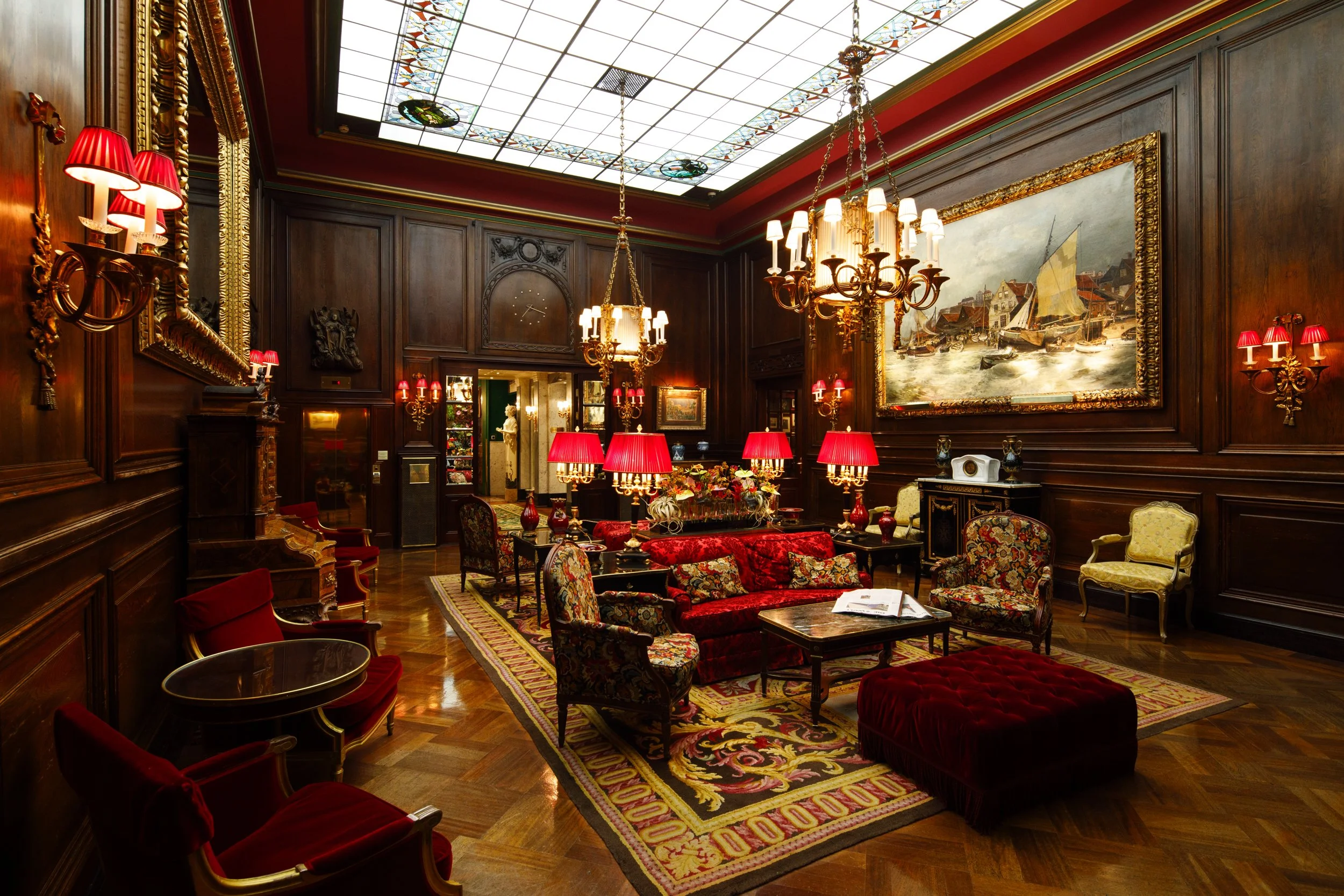 Lobby-Chimney-Side©Hotel-Sacher.jpg