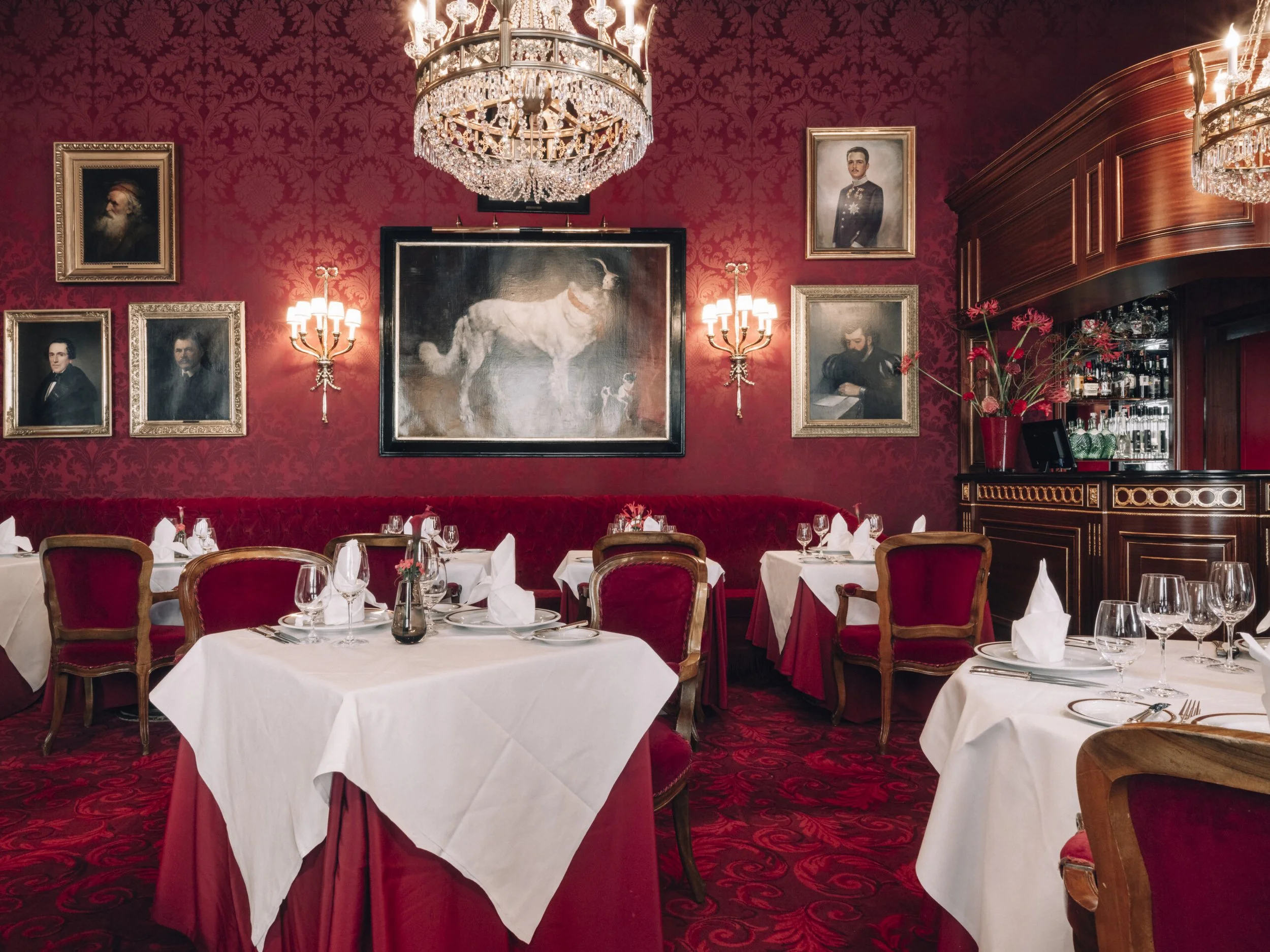 restaurant-rote-bar-wintergarden-view©Hotel-Sacher-scaled.jpg