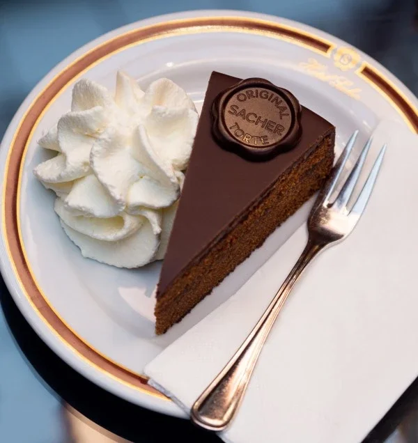 original-sacher-torte-2-scaled-e1664269618957-600x9999.jpg.webp