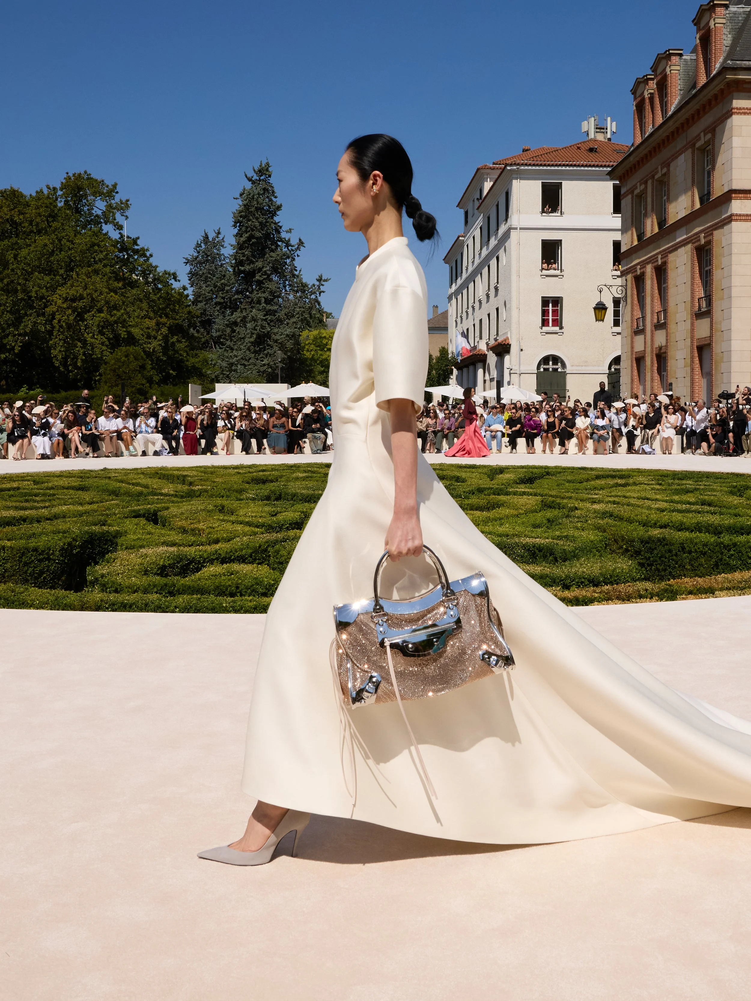 BALENCIAGA_HCFW2627_LOOK05_B_SIDE_0177.jpg