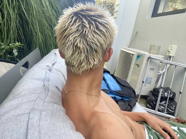 MEN, THIS IS YOUR SIGN TO GO BLOND THIS SUMMER