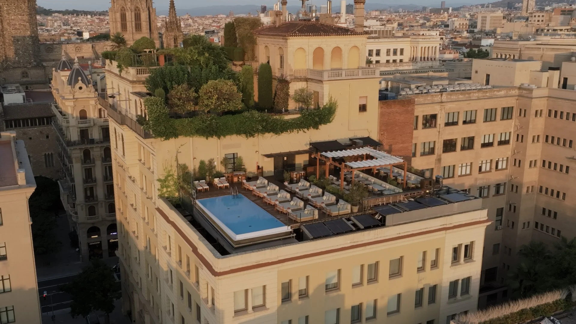 GRAND HOTEL CENTRAL, THE ART OF COMPOSURE