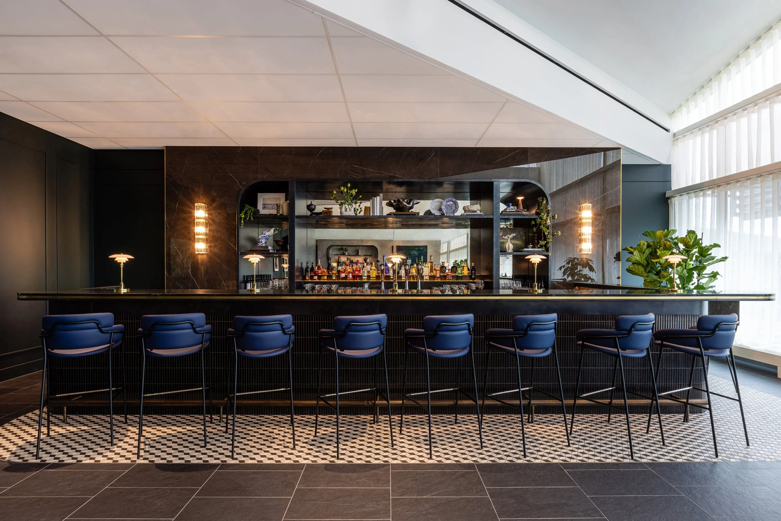 14 - Bar - Amex Centurion Lounge Schiphol Amsterdam.jpg