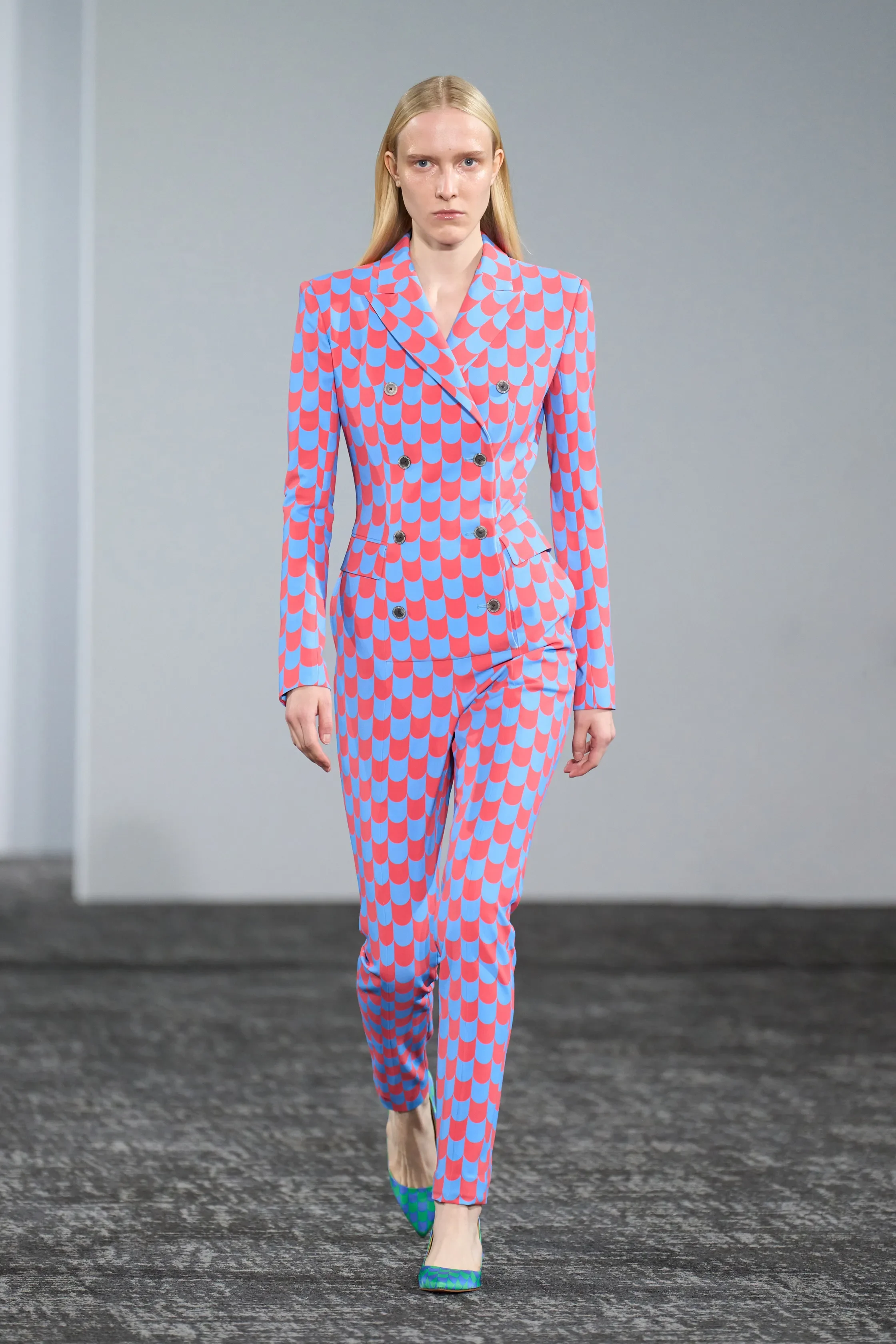 00002-anrealage-spring-2027-ready-to-wear-credit-gorunway.jpg.webp