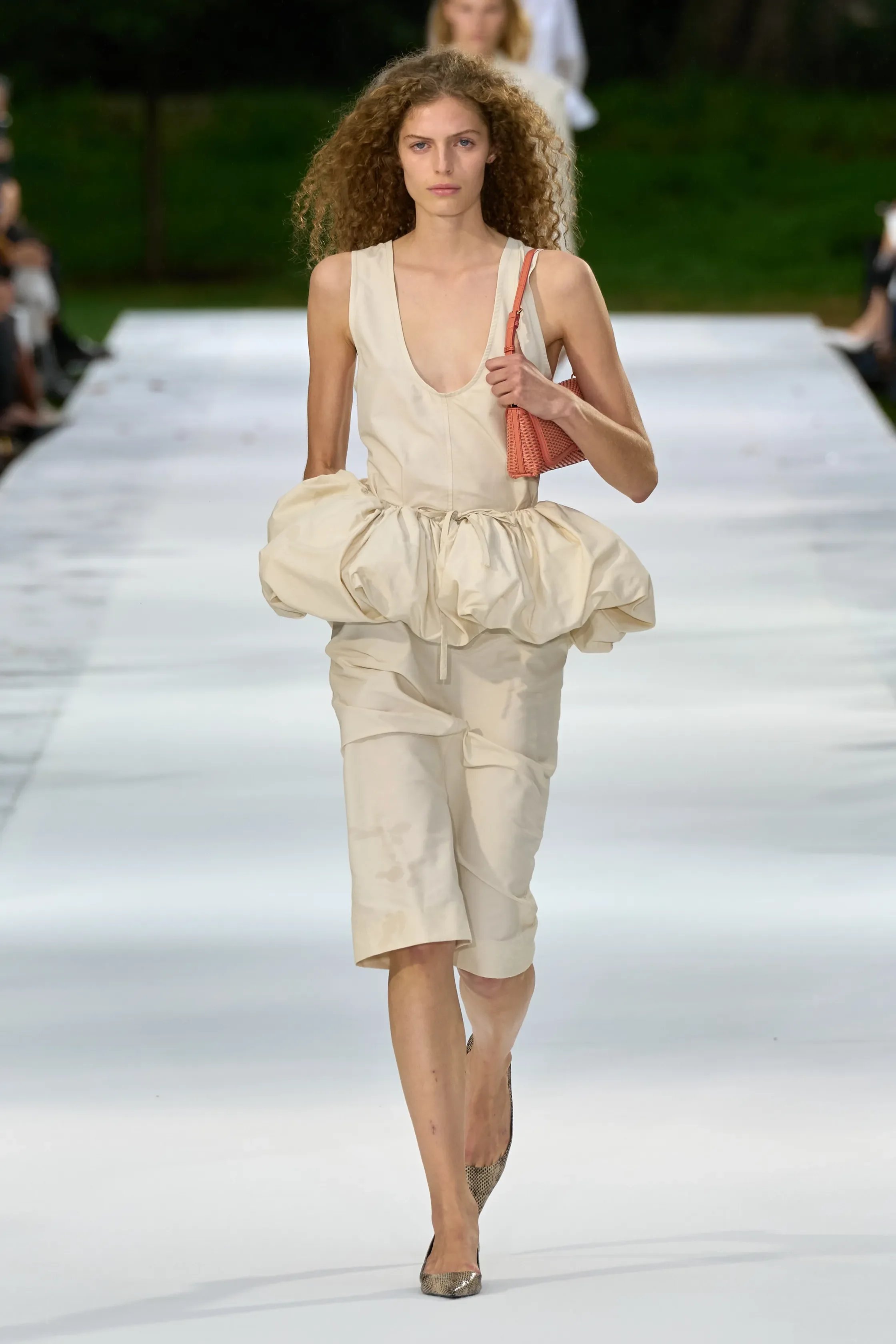 00001-stella-mccartney-spring-2027-ready-to-wear-credit-gorunway.jpg.webp