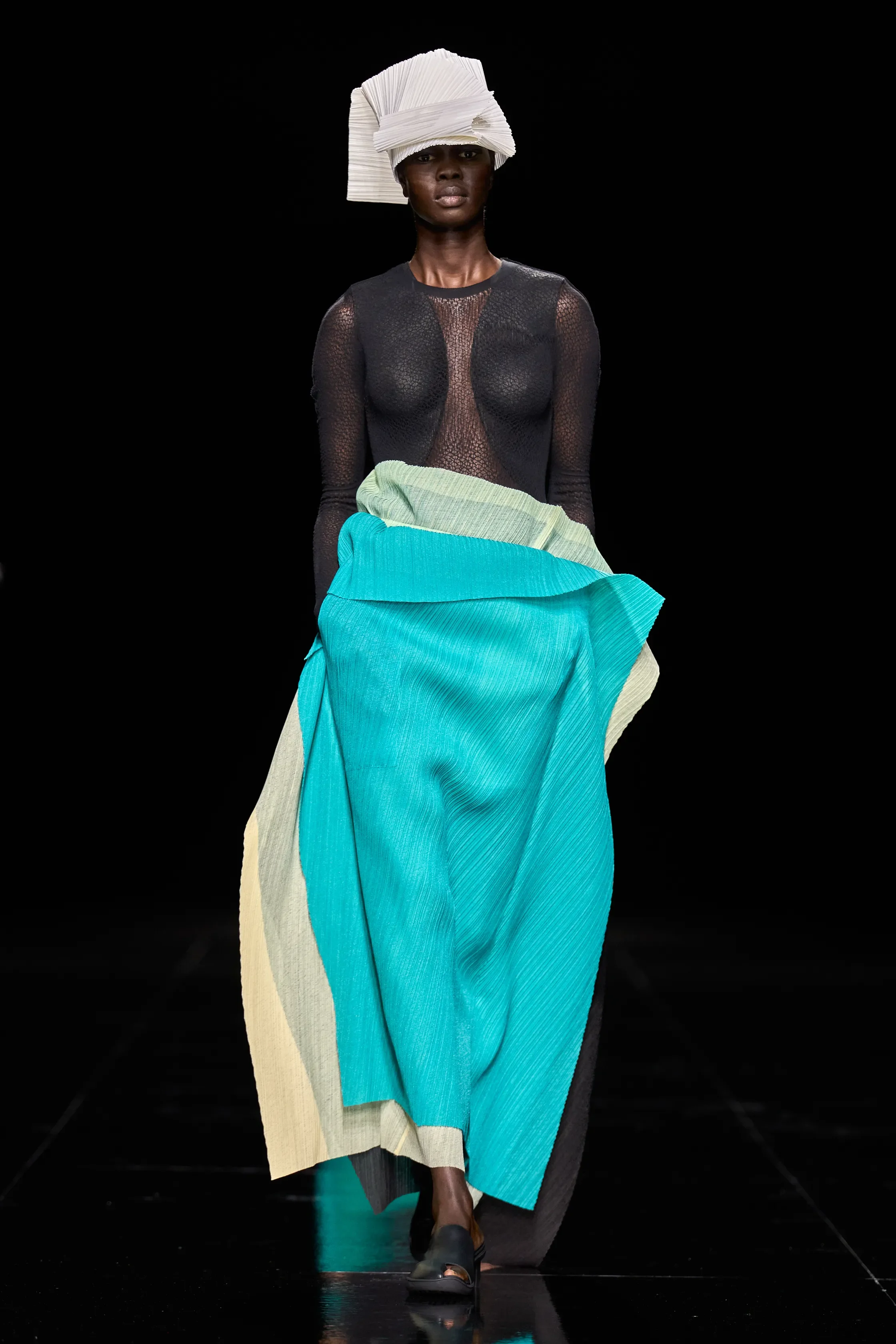 00038-issey-miyake-spring-2027-ready-to-wear-credit-gorunway.JPG.webp