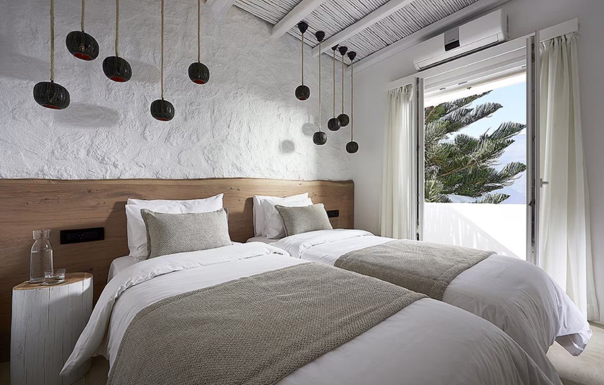 Delmar Apartments &amp; Suites in Milos