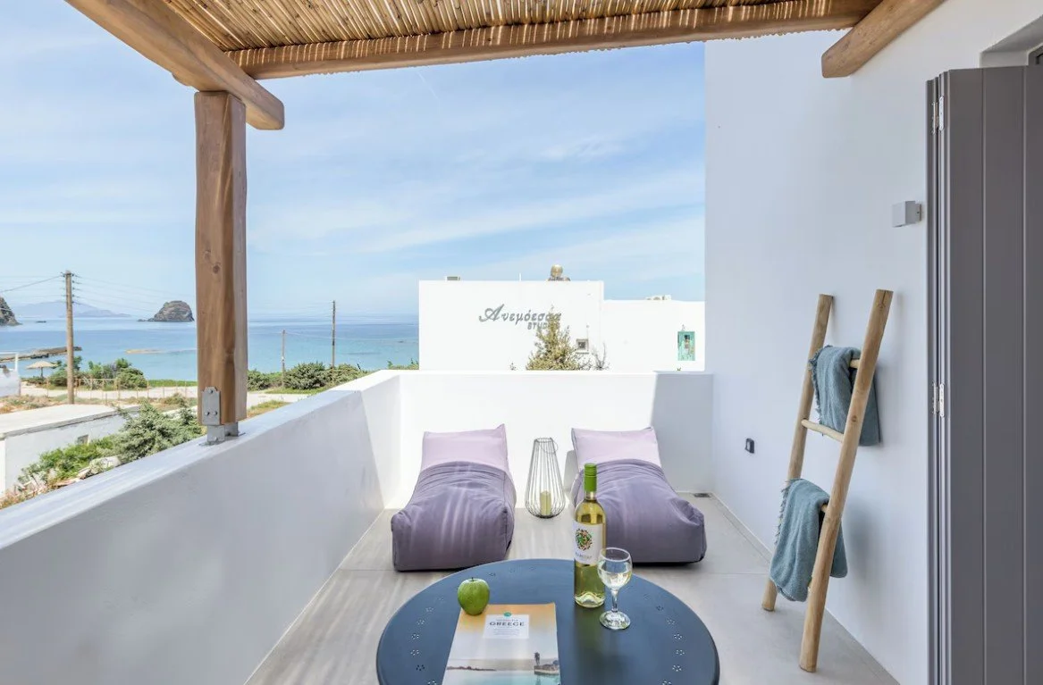Nove Hotel in Milos