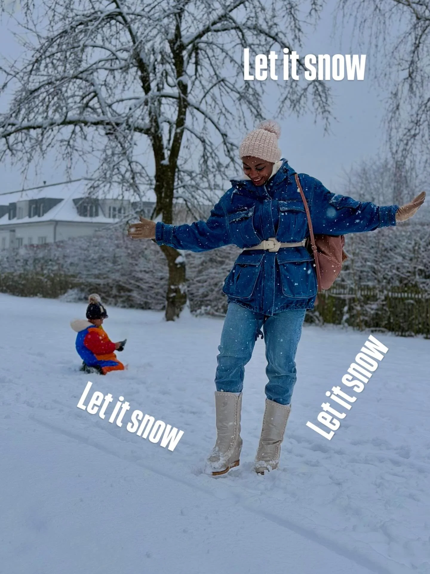 Staying cosy in the snow ☃️ What&rsquo;s the weather like where you are? 🤔

#itsfaithmueller #cosywinteroutfit #winteringermany