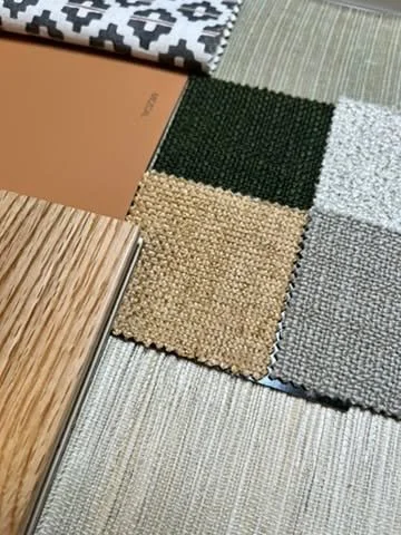 If October were a room, it would be layered in warmth, grounded in earthy tones, and touched with golden light. Picture textured fabrics, natural woods, soft neutrals, and those deep, comforting shades that make evenings feel slower and more intentio