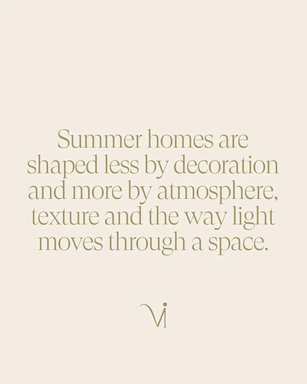 Summer homes are shaped less by decoration and more by atmosphere, texture and the way light moves through a space.

Open windows, softer materials, warm evening light and natural textures often create more impact than excessive styling ever could. T