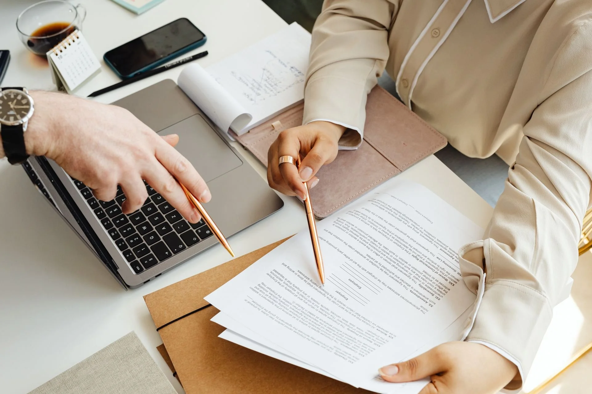 Nathalie en klant die documenten nakijken op correcte berekening van het onderhoudsbijdragen contract.