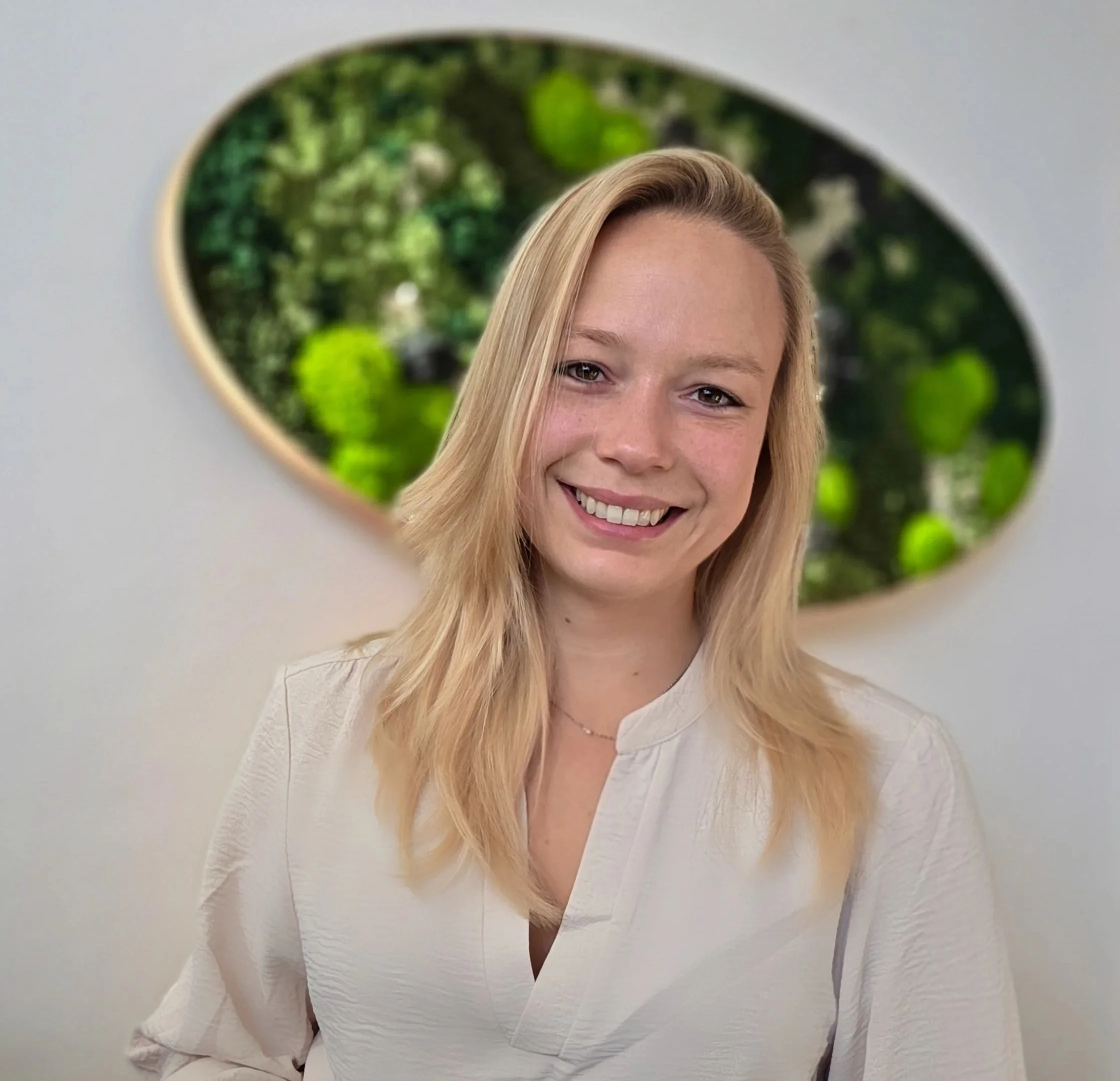 Ramona Binöder, Heilpraktikerin für Psychotherapie in München Hadern, lächelt freundlich in ihrer Praxis in Großhadern.