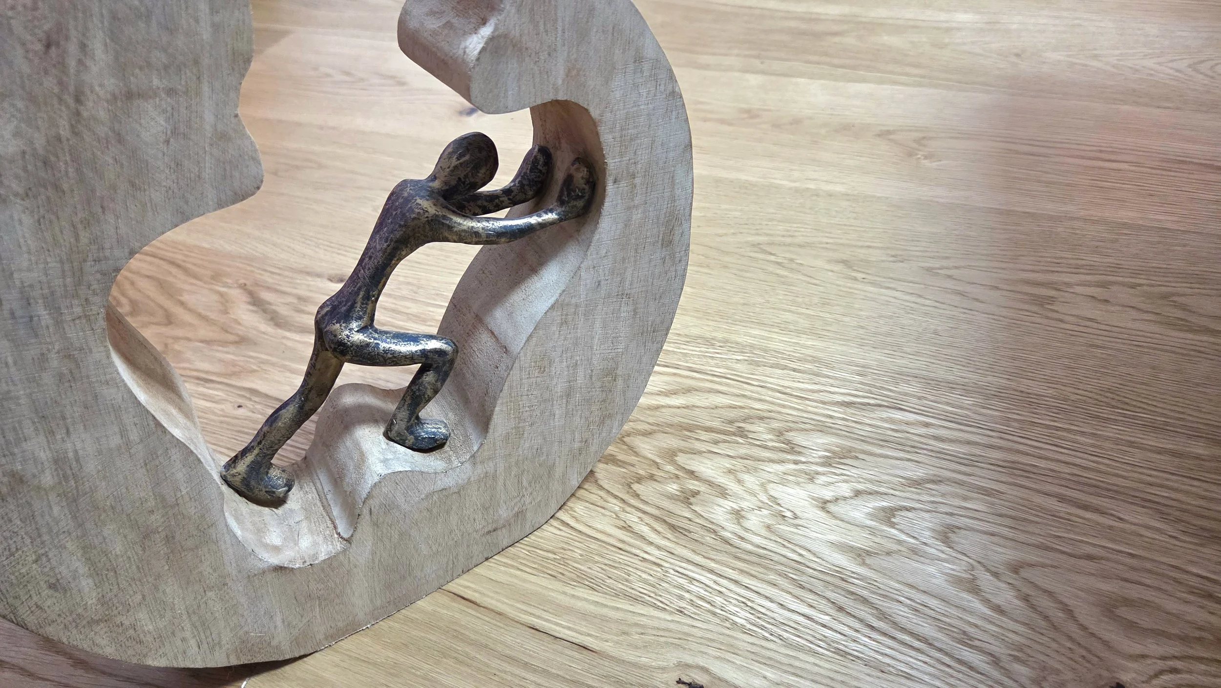 Symbolische Skulptur zum Loslassen von Blockaden und alten Mustern – therapeutischer Kontext in München.