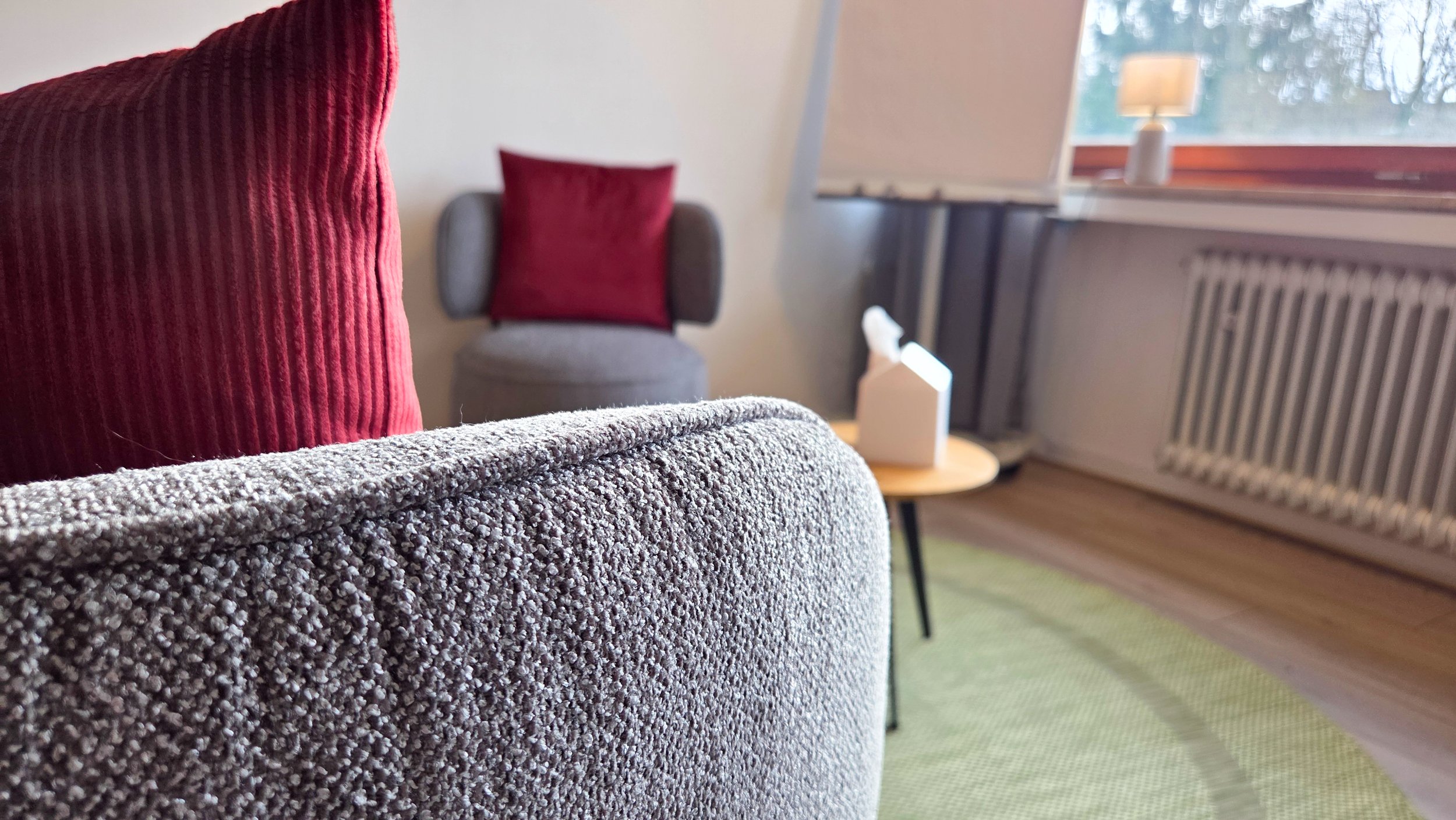 Gemütlicher Praxisraum für Psychotherapie in München von Frau Binöder.