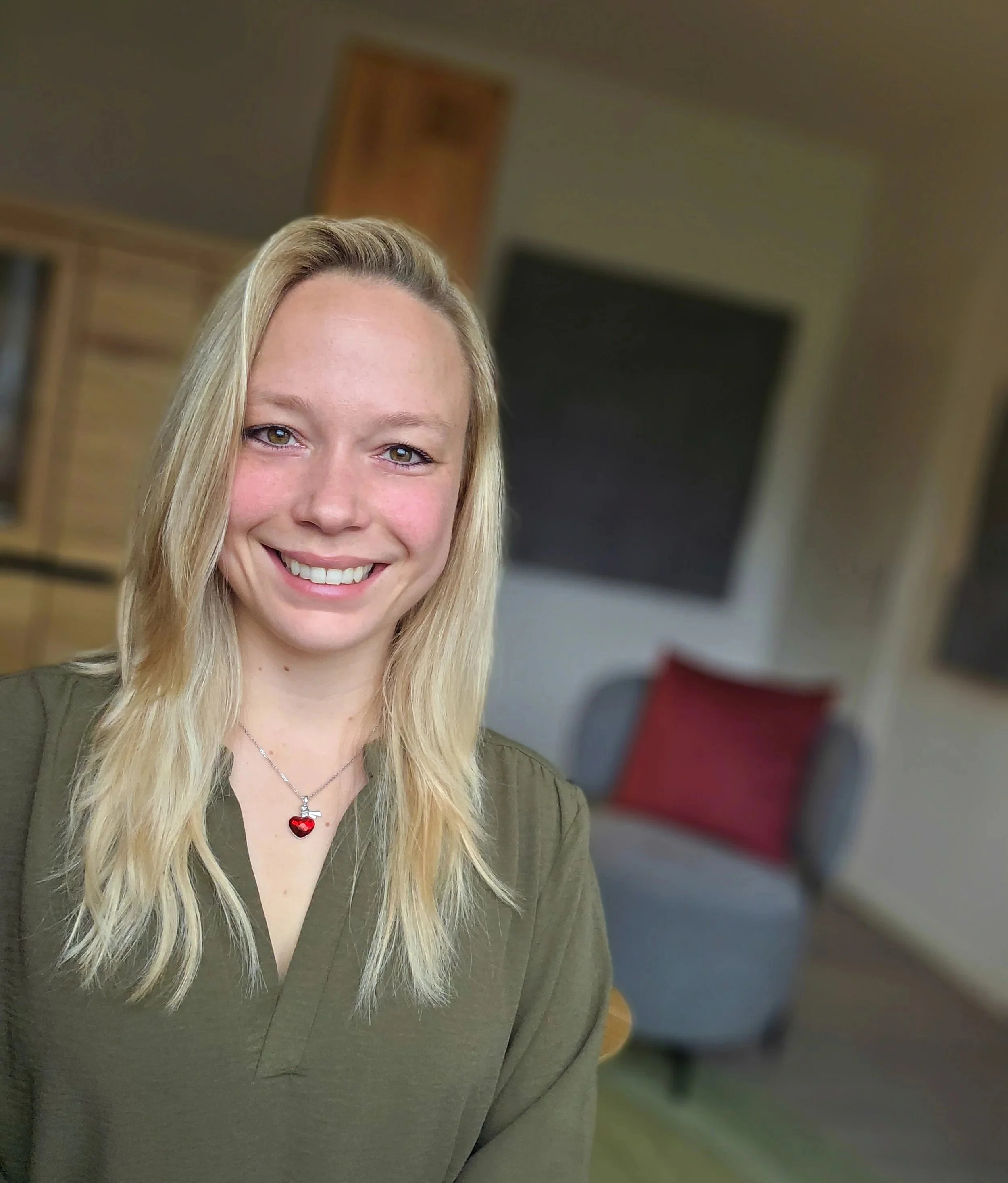 Freundlich lächelnde Therapeutin in ruhiger Praxis für Gespräche bei Depression und Lebensfreude