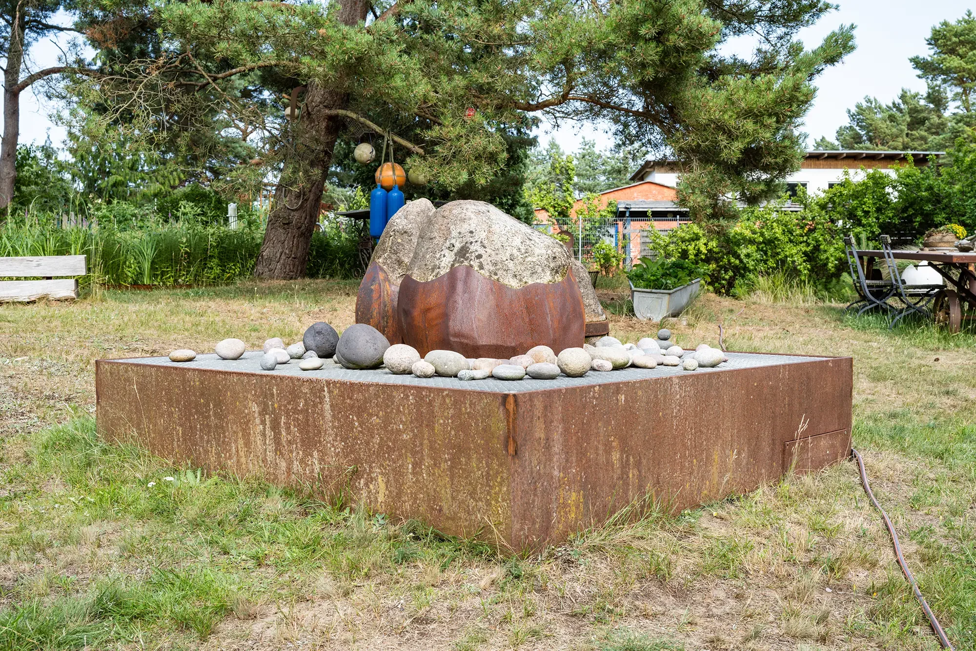 Brunnen aus Metall und Stein