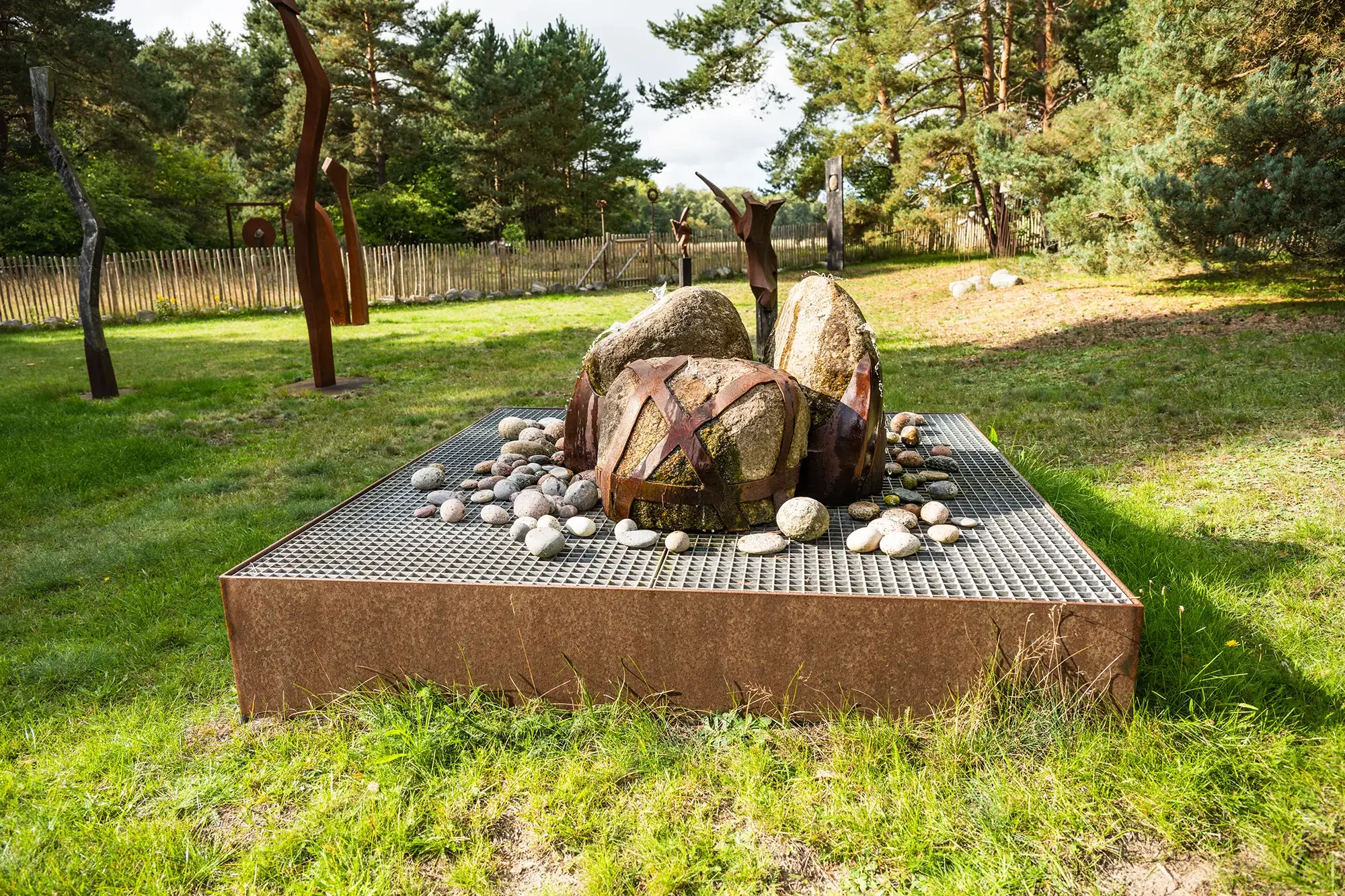 Brunnen aus Metall und Stein