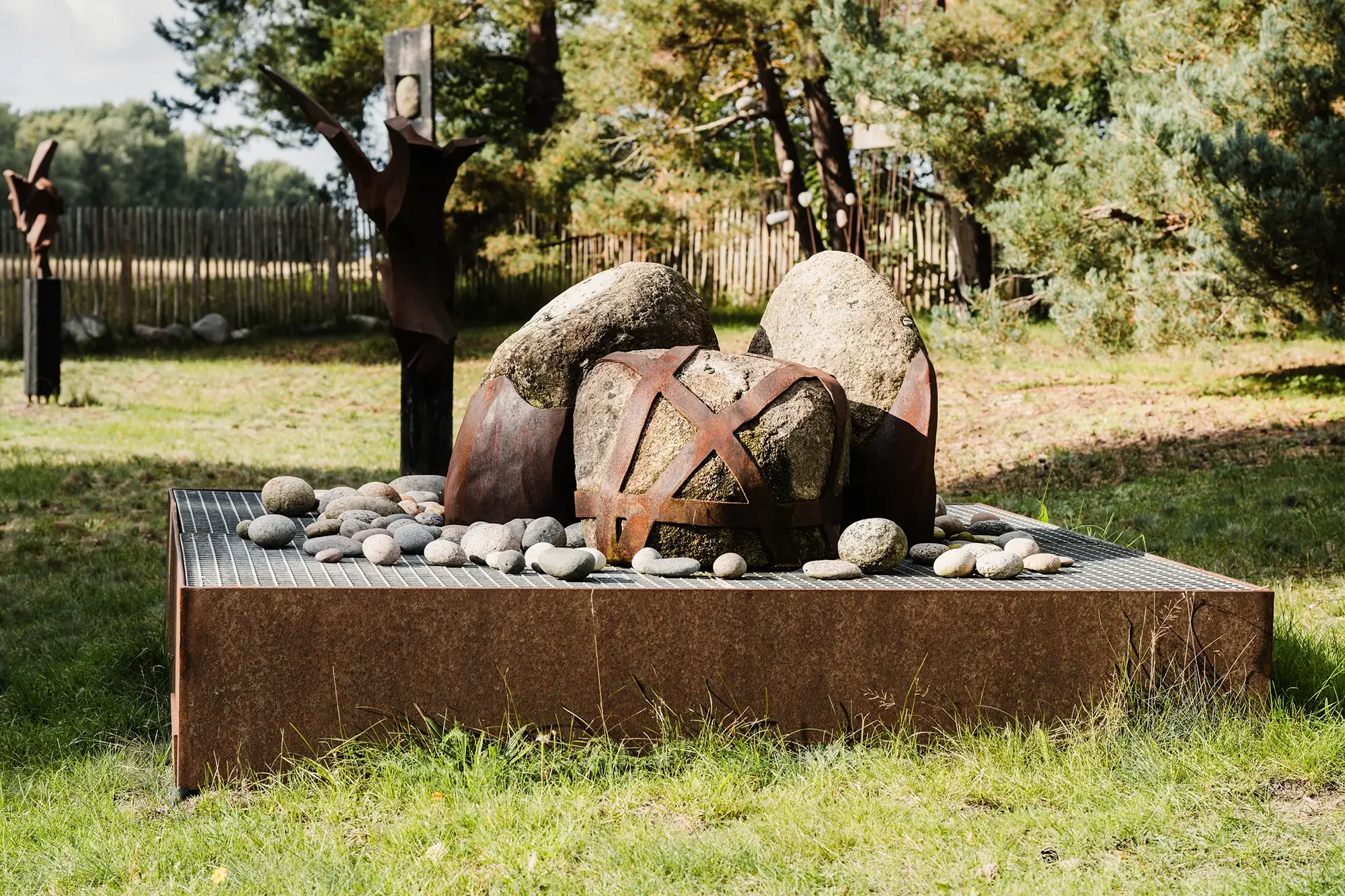 Brunnen aus Metall und Stein
